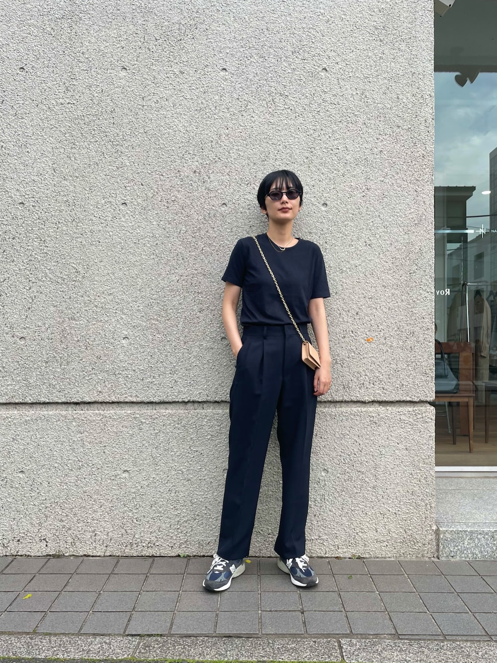「オールネイビー、ワントーンコーデ、ミニバッグ、サングラス、大人カジュアル、ネイビー、スラックス、スニーカー、夏コーデ、カジュアルコーデ」｜「takes.のアイテム（Tシャツ/カットソー、ブルー系）」を使った、潮田あかりさん（レディース・166cm）の夏コーディネートの1枚目の写真