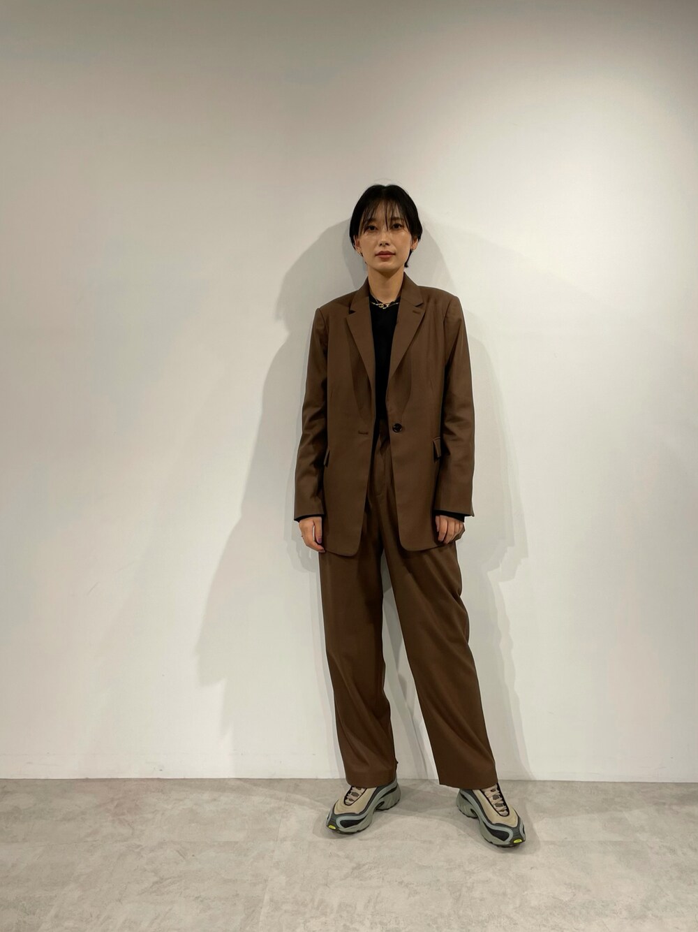 「パンツコーデ、大人カジュアル、セットアップ、メンズライク、ブラウン、スニーカー」｜「LEPSIMの【新ライン FOR I SERIES】ツイルロングジャケット　218867（テーラードジャケット、ブラウン系）」を使った、潮田あかりさん（レディース・166cm）の秋コーディネートの1枚目の写真