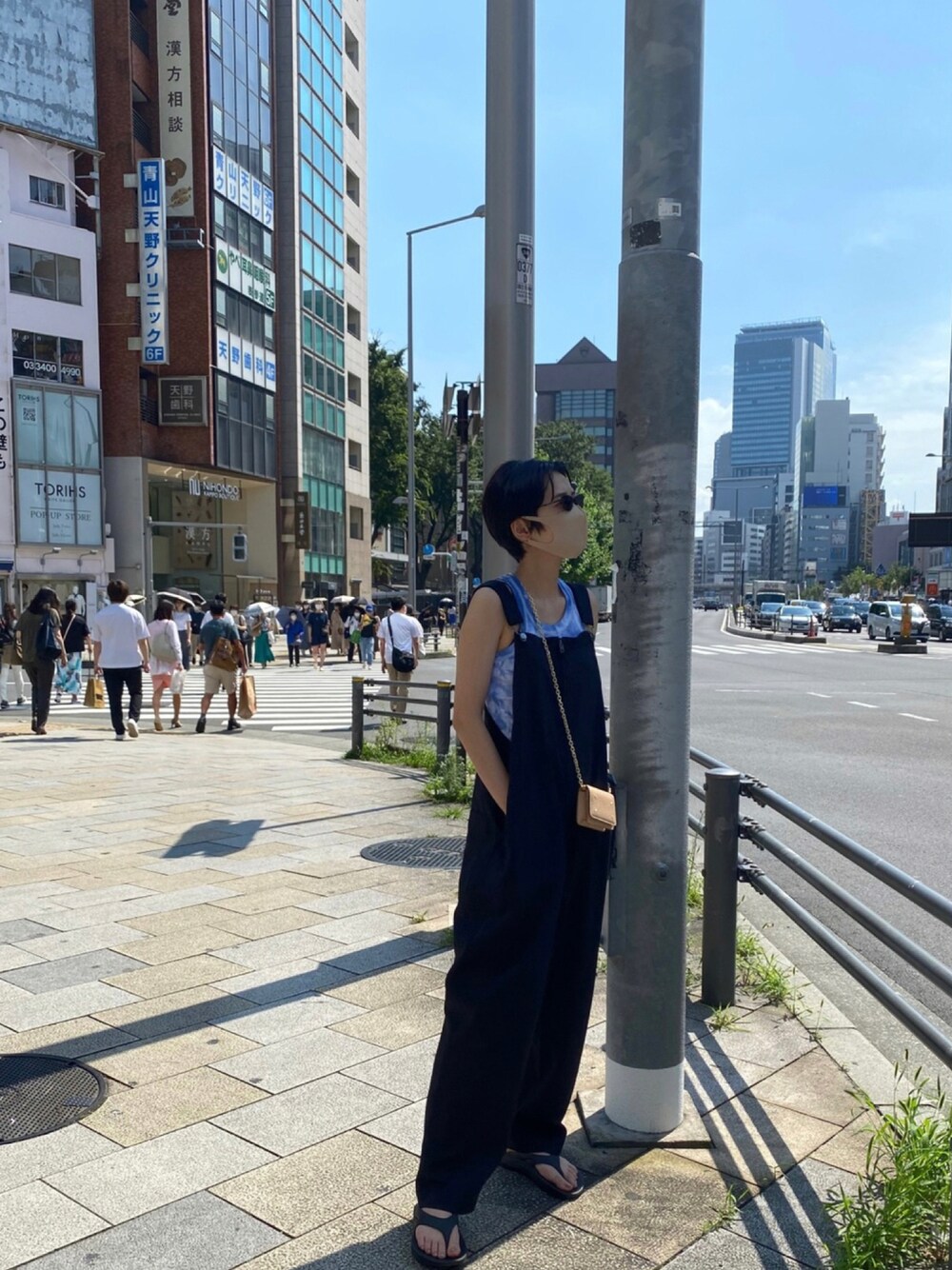 「オーバーオール、夏、サングラス、大人カジュアル、タンクトップ、タイダイ柄」｜「6の＜Robert.P.Miller×6(ROKU)＞TIE DYE TANK TOP/タンクトップ（タンクトップ、その他）」を使った、潮田あかりさん（レディース・166cm）の夏コーディネートの1枚目の写真