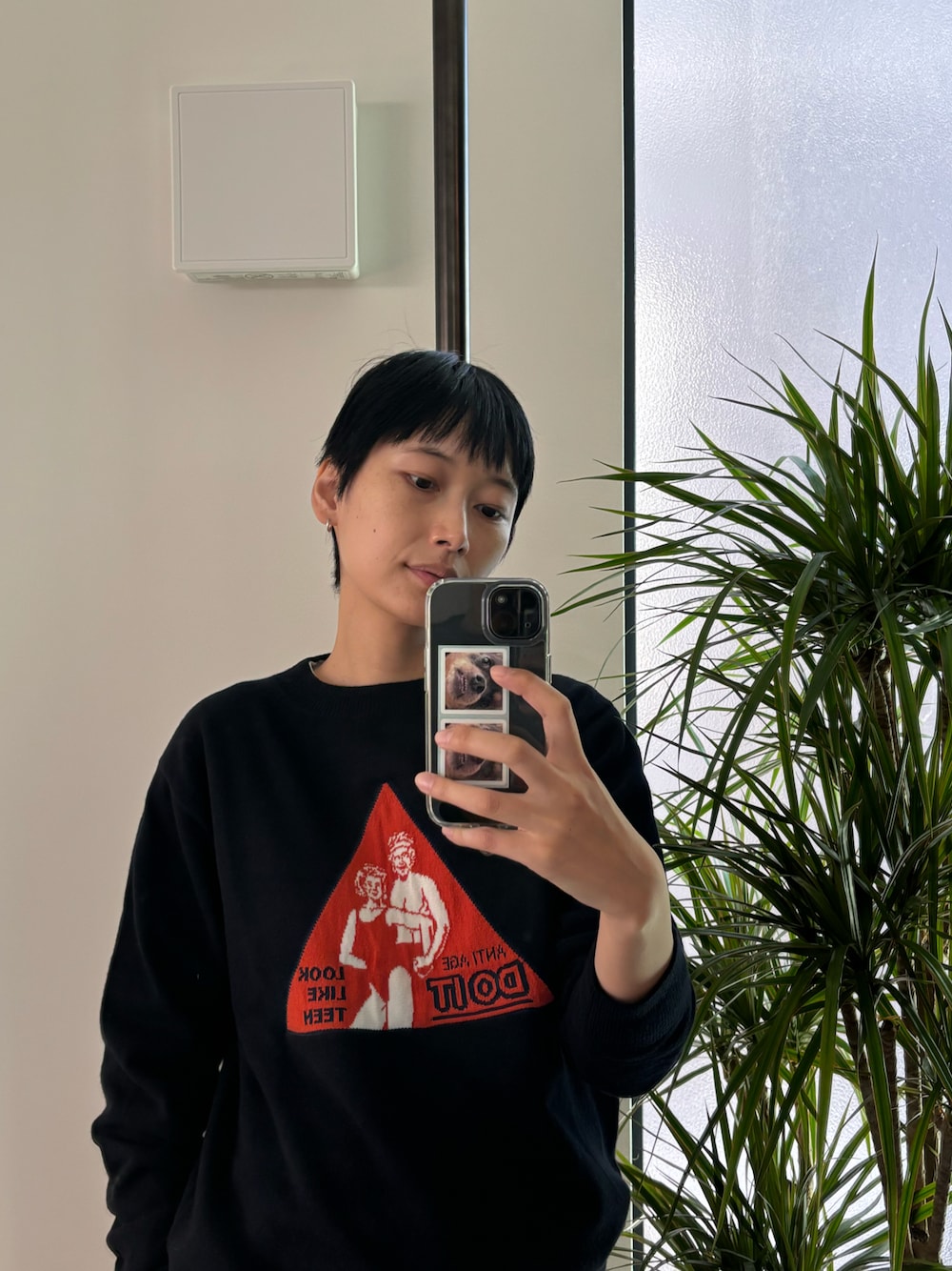 ブルー系のニット/セーターを着用したレディースの冬コーディネートの1枚目の写真