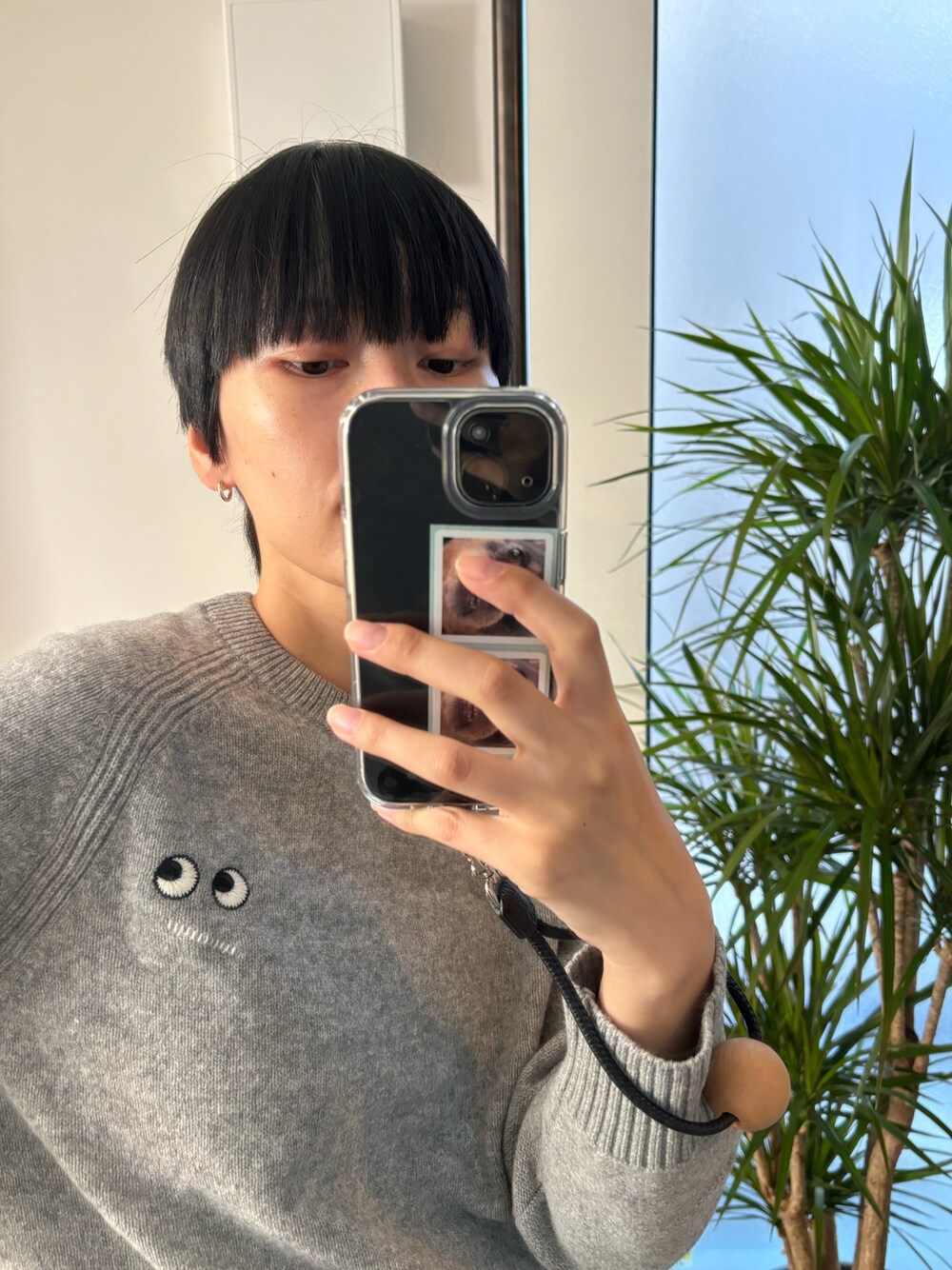 グレー系のニット/セーターを着用したレディースの秋コーディネートの1枚目の写真