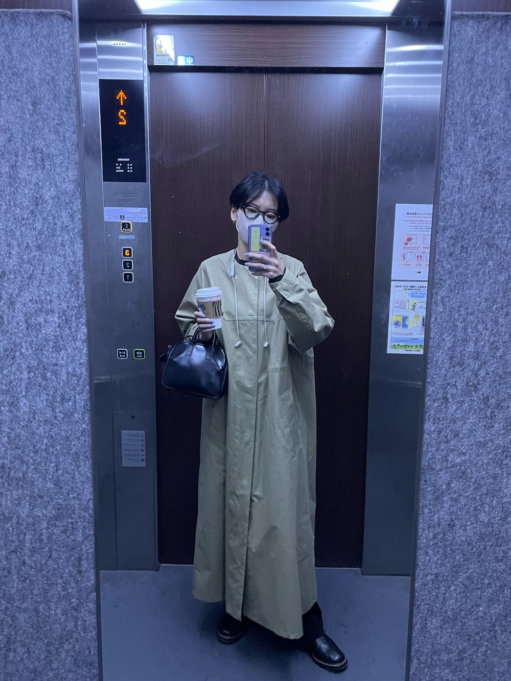 ベージュ系のジャケット/アウター、ブラック系のボストンバッグ、ブラック系のブーツを着用したレディースの春コーディネートの1枚目の写真