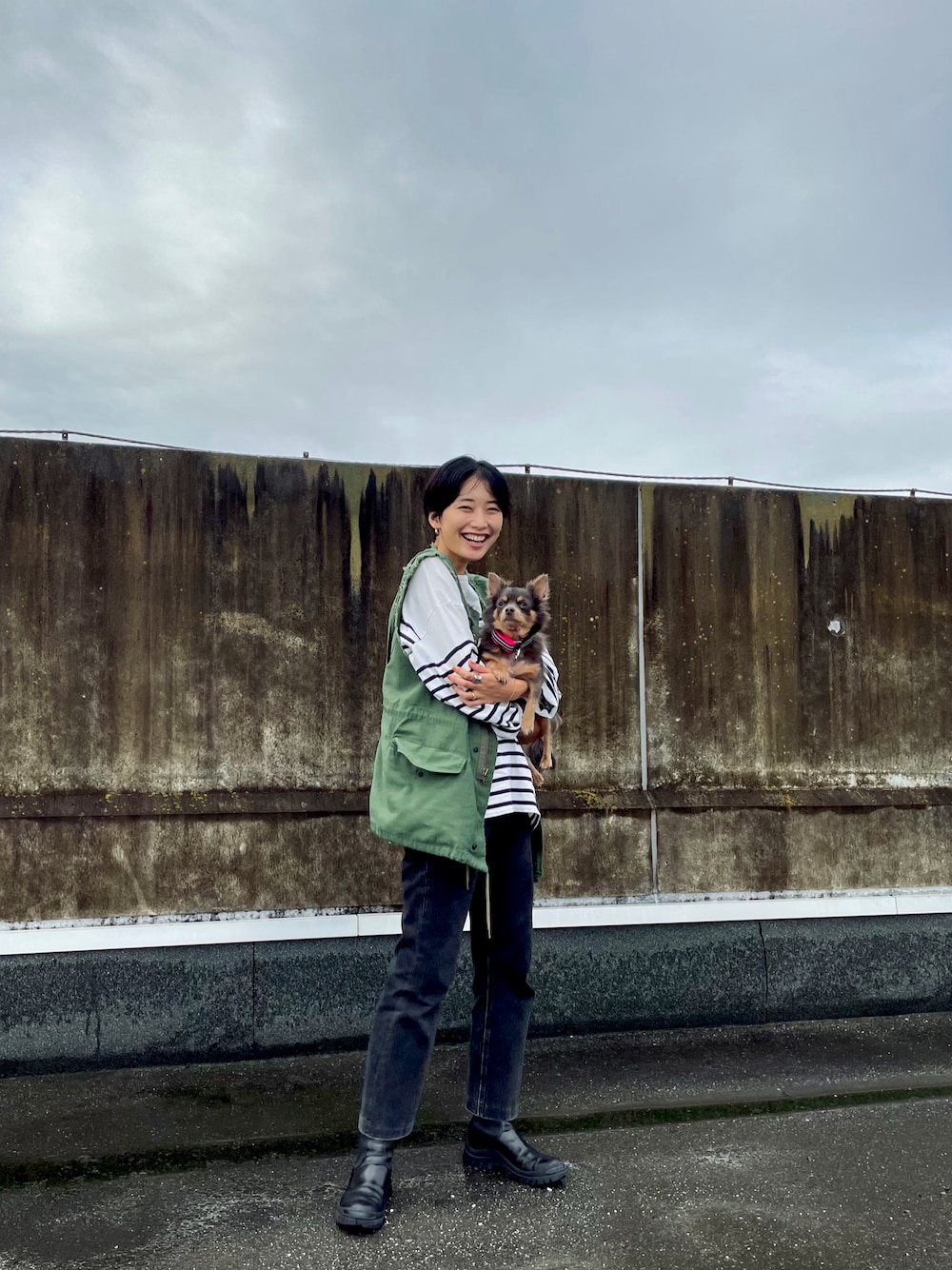 「ベスト、M65、秋のコーデ、ボーダー、シンプル、サイドゴアブーツ、大人カジュアル」｜「journal standard L'essageのボーダーTee◆（Tシャツ/カットソー、ブルー系）」を使った、潮田あかりさん（レディース・166cm）の秋コーディネートの1枚目の写真