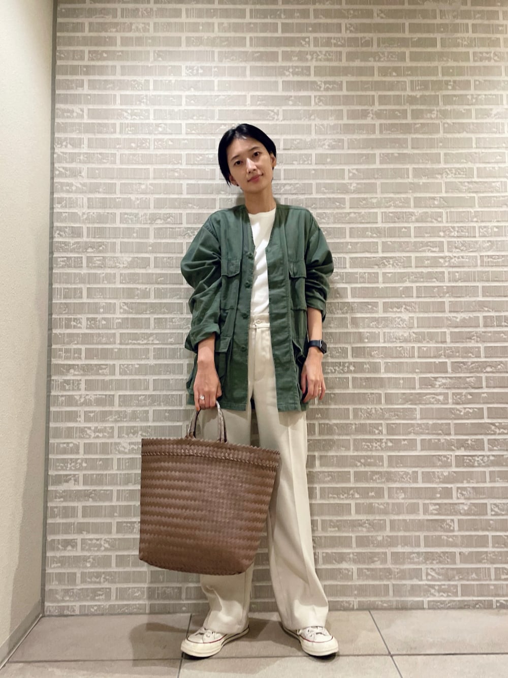 「mekearisa、シンプルコーデ、カジュアルコーデ、大人カジュアル、かごバッグ、秋コーデ、スニーカーコーデ」｜「ROTHCOのROTHCO：ＢＤＵ　ＳＨ　Ｖ（ブルゾン、グリーン系）」を使った、潮田あかりさん（レディース・166cm）の秋コーディネートの1枚目の写真