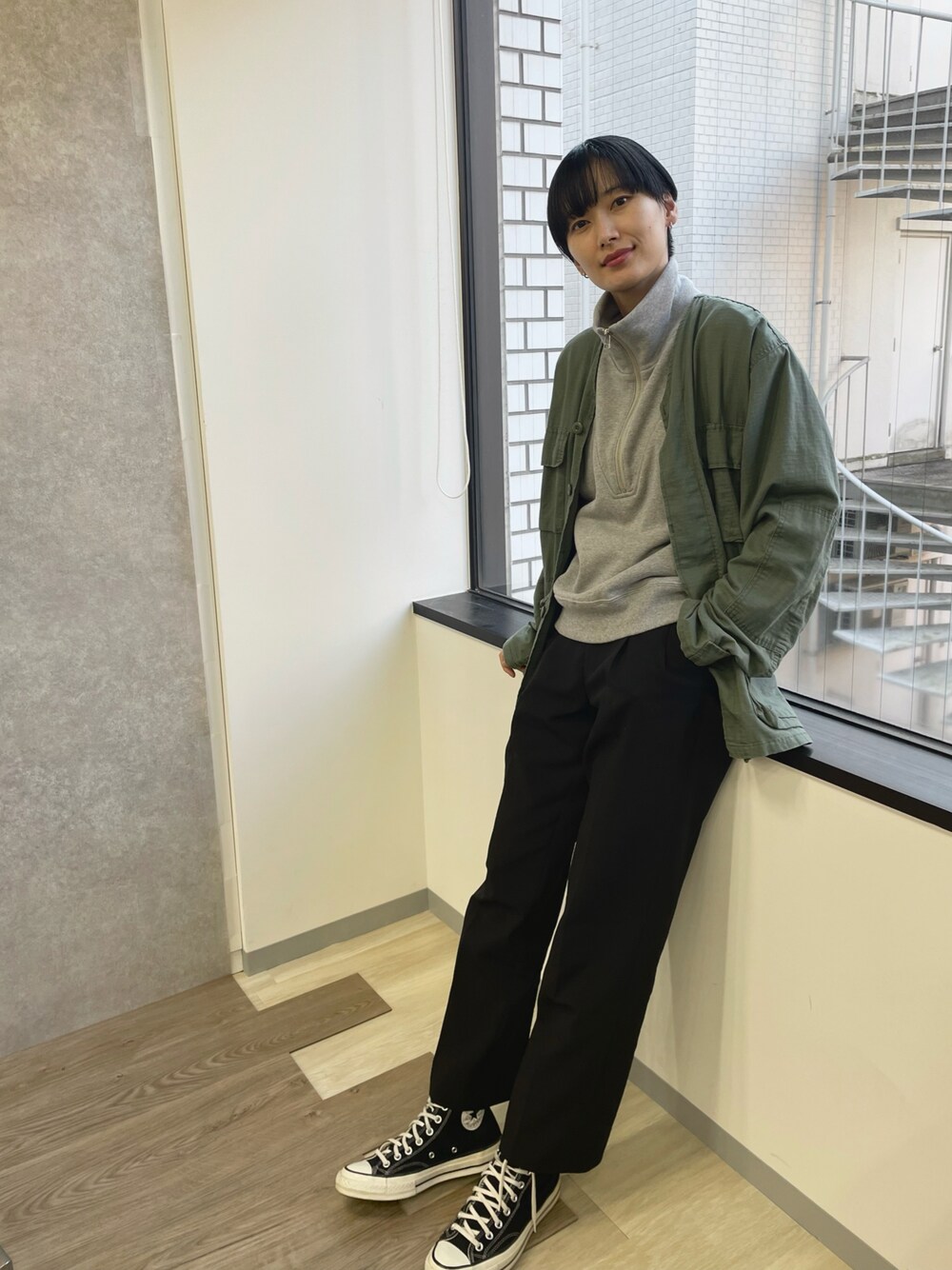 「ミリタリージャケット、スウェット、ベスト、春服コーデ、大人カジュアル、シンプルコーデ、ハイネック、カジュアルコーデ」｜「ROTHCOのROTHCO：ＢＤＵ　ＳＨ　Ｖ（ブルゾン、グリーン系）」を使った、潮田あかりさん（レディース・166cm）の春コーディネートの1枚目の写真