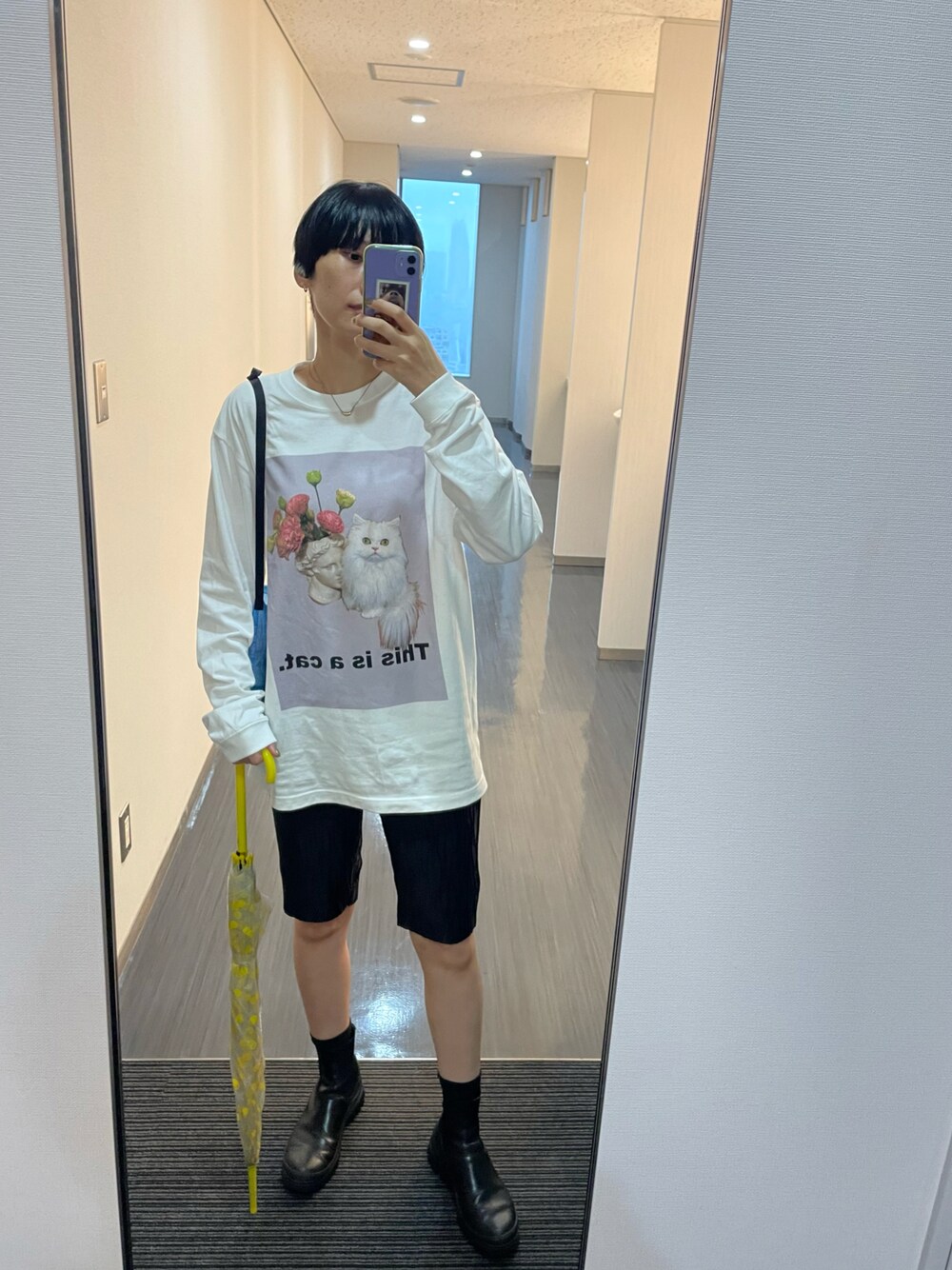 ホワイト系のTシャツ/カットソー、ブラック系のパンツ、ブラック系のブーツを着用したレディースの秋コーディネートの1枚目の写真