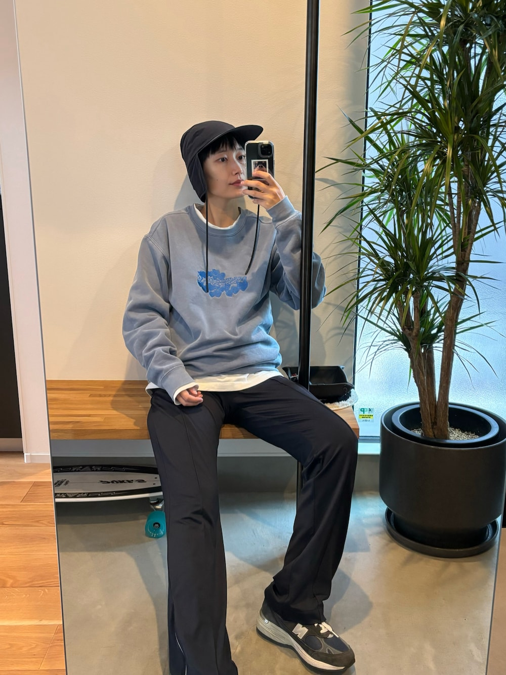 ブルー系のその他パンツ、ブルー系のスニーカー、ブルー系のキャップを着用したレディースの冬コーディネートの1枚目の写真