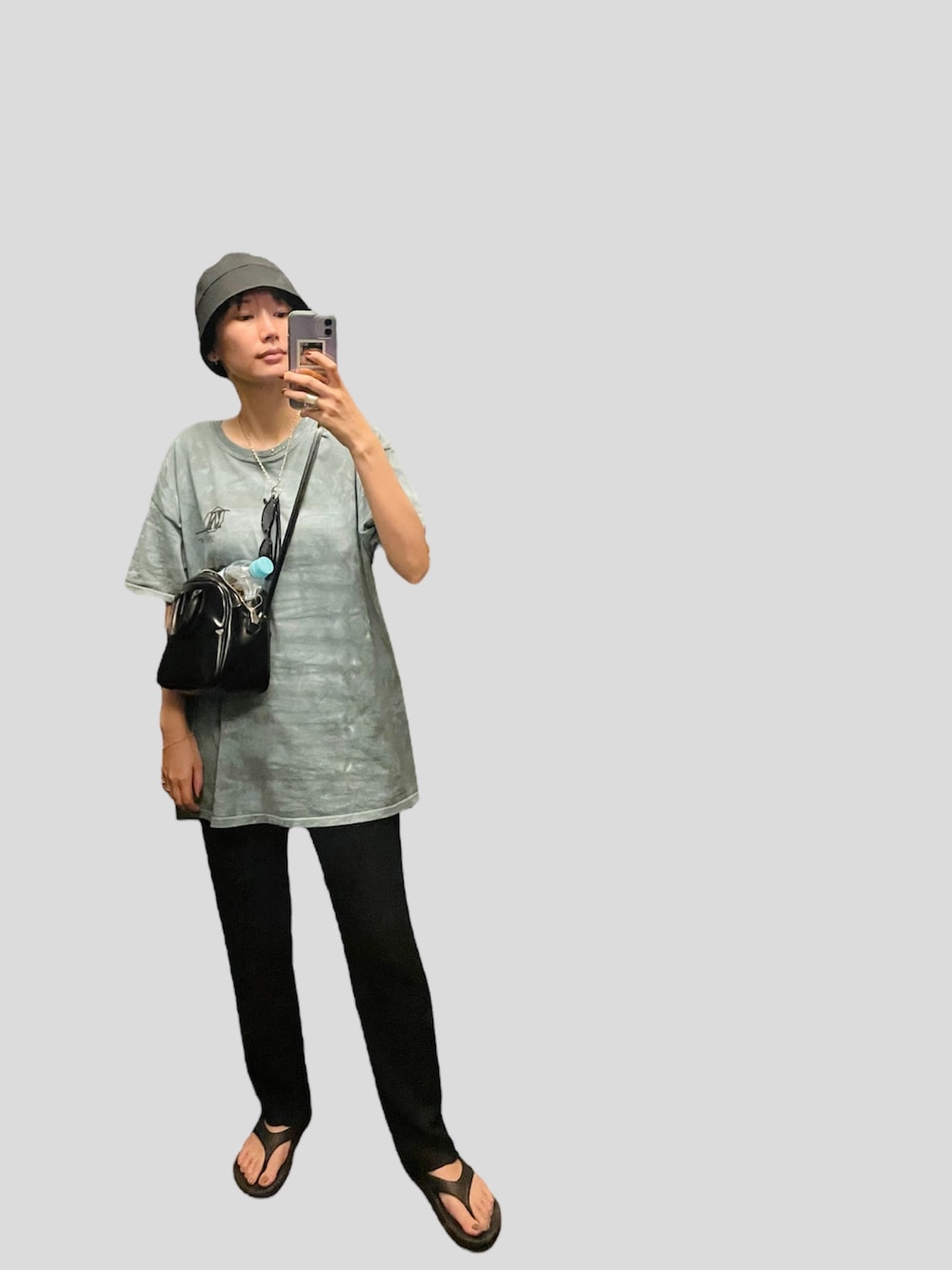 ブラック系のボストンバッグ、ブラック系のスウェットパンツ、ブラック系のサンダルを着用したレディースの夏コーディネートの1枚目の写真