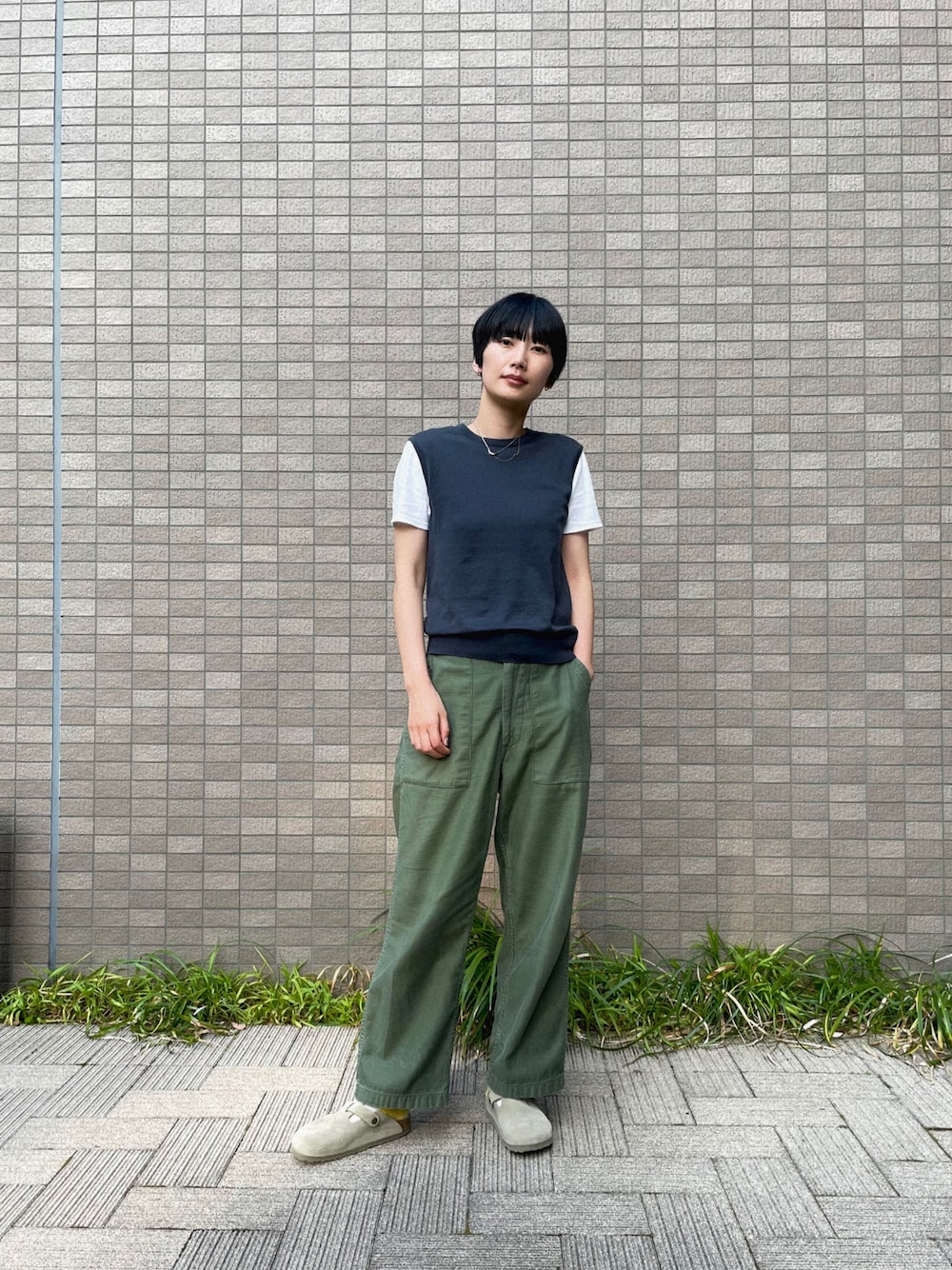 「ベスト、白Tシャツ、レイヤードスタイル、夏服コーデ、大人カジュアル、カーゴパンツ」｜「JOHN SMEDLEYのJOHN SMEDLEY　KERRY（ニット/セーター、ブラック系）」を使った、潮田あかりさん（レディース・166cm）の夏コーディネートの1枚目の写真