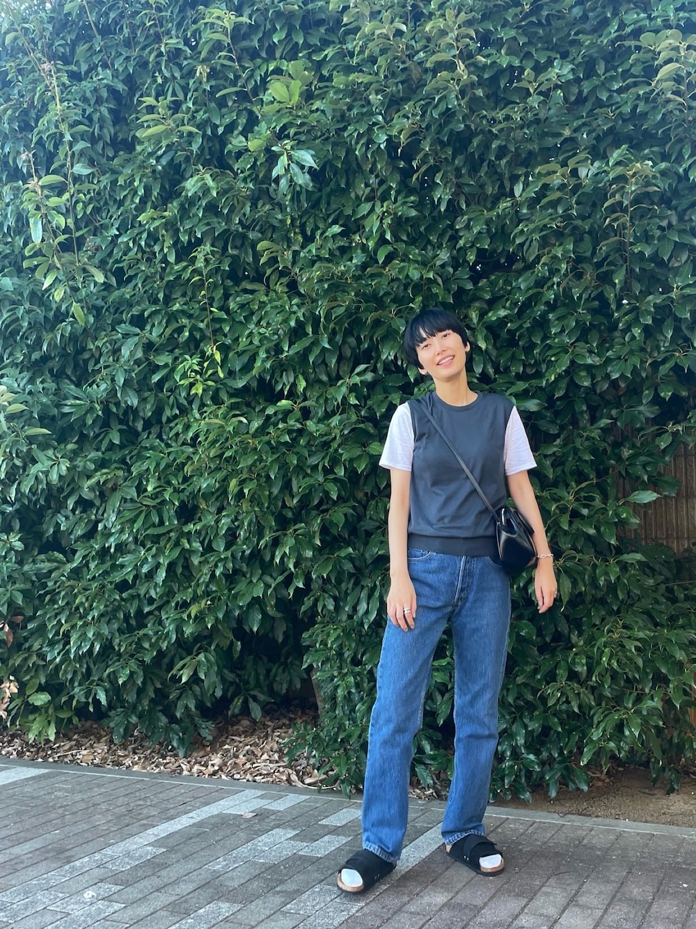 「ビルケンシュトック、レイヤードスタイル、ベスト、Tシャツ×デニム、白Tシャツ、vintage、夏コーデ、秋コーデ、大人カジュアル」｜「JOHN SMEDLEYのJOHN SMEDLEY　KERRY（ニット/セーター、ブラック系）」を使った、潮田あかりさん（レディース・166cm）の夏コーディネートの1枚目の写真