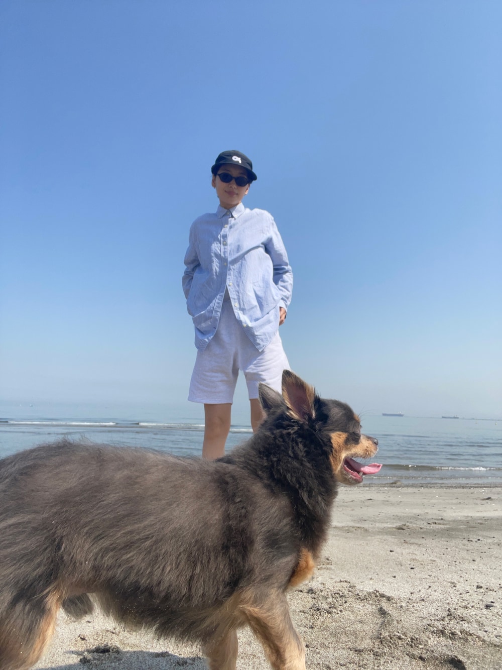 「海、夏コーデ、スウェットパンツ、シャツスタイル、ラクチンコーデ、カジュアルコーデ、大人カジュアル」｜「GAPのアイテム（シャツ/ブラウス、ブルー系）」を使った、潮田あかりさん（レディース・166cm）の春コーディネートの1枚目の写真