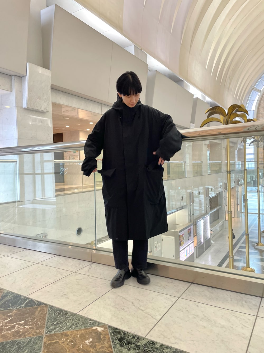 ブラック系のその他アウター、ブラック系のデニムパンツ、ブラック系のブーツを着用したレディースの春コーディネートの1枚目の写真