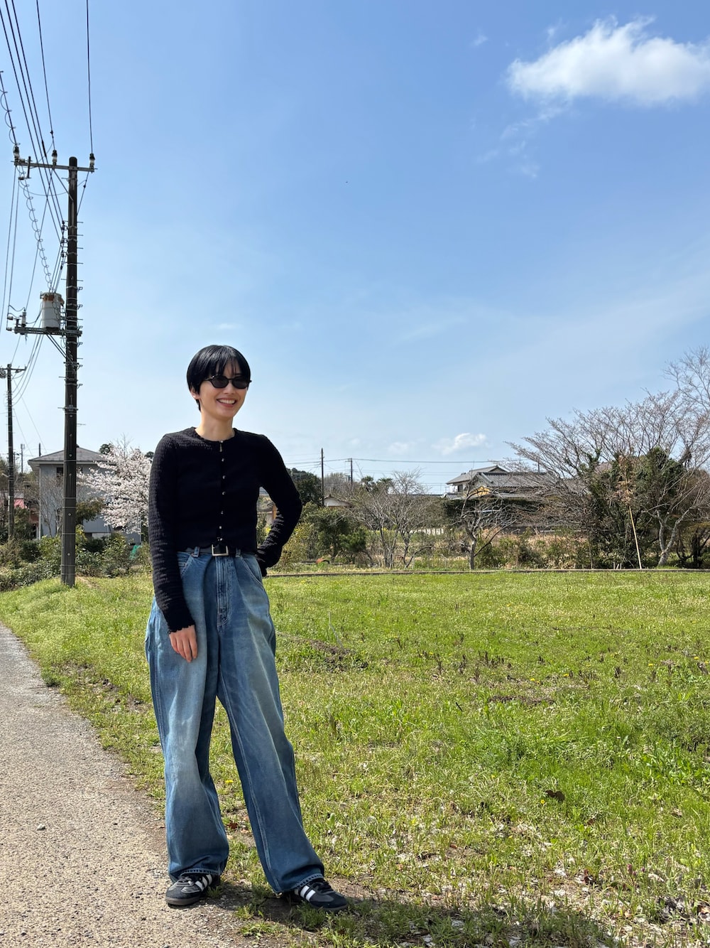 「デニム、シンプルコーデ、春コーデ、カーディガン、春服コーデ」｜「PHEENYのアイテム（カーディガン/ボレロ、ブラック系）」を使った、潮田あかりさん（レディース・166cm）の春コーディネートの1枚目の写真