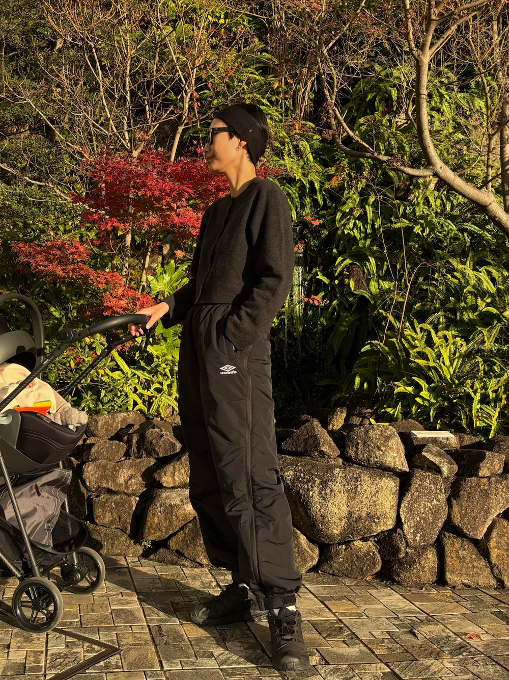 グレー系のカーディガン/ボレロ、ブラック系のその他パンツ、ブラック系のスニーカーを着用したレディースの冬コーディネートの1枚目の写真