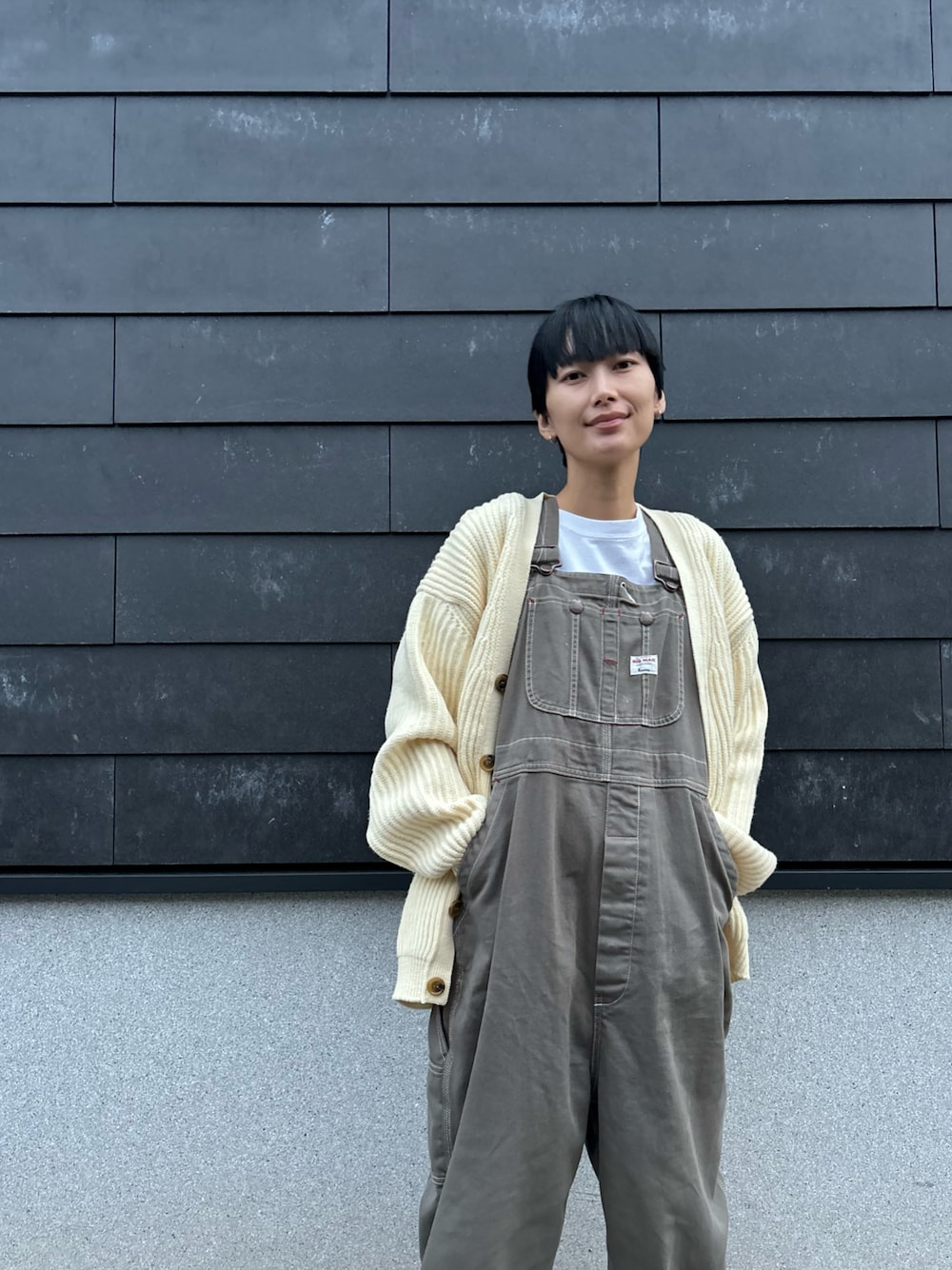 「カーディガン、ニット、秋のコーデ、冬コーデ、サロペット、オーバーオール、シンプルスタイル、ラクチンコーデ」｜「BIG MACのアイテム（オールインワン・サロペット、グレー系）」を使った、潮田あかりさん（レディース・166cm）の秋コーディネートの1枚目の写真