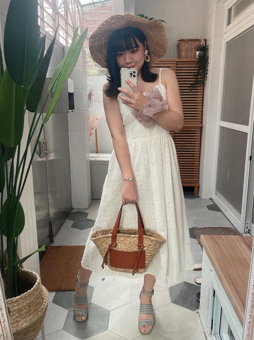 「ひまわり畑、夏のワンピース、旅行コーデ、歩きやすいコーデ、白ワンピース、ハット、編みバッグ」｜「GLOBAL WORKのアイテム（シュシュ、その他）」を使った、ふみかさん（レディース・163cm）の夏コーディネートの1枚目の写真