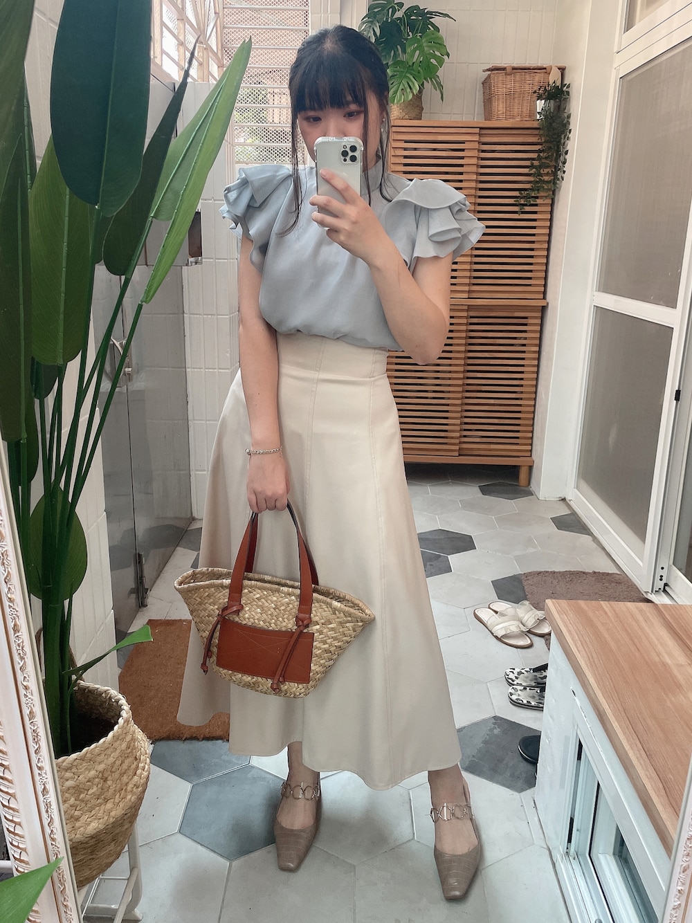 その他のトップス、ベージュ系のスカート、その他のバッグを着用したレディースの夏コーディネートの1枚目の写真
