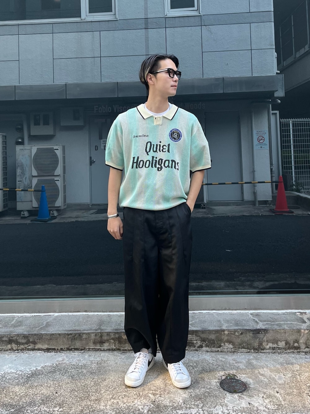 グリーン系のTシャツ/カットソー、ブラック系のチノパンツを着用したメンズの春コーディネートの1枚目の写真