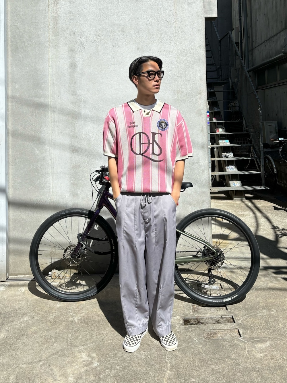 ピンク系のTシャツ/カットソー、グレー系のチノパンツを着用したメンズの春コーディネートの1枚目の写真