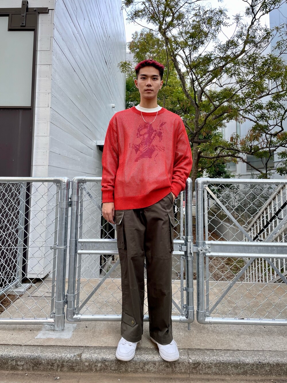 「ほめられ本命コーデ、ビビッドカラー、レイヤードスタイル、ロゴスウェット、カーゴパンツ、アメカジコーデ、メッシュ、m47、ciaopanic」｜「CIAOPANICの【セットアイテム】【2023SSアイテム】ロンT付メッシュニットトップス（ニット/セーター、オレンジ系）」を使った、Reiyaさん（メンズ・180cm）の冬コーディネートの1枚目の写真