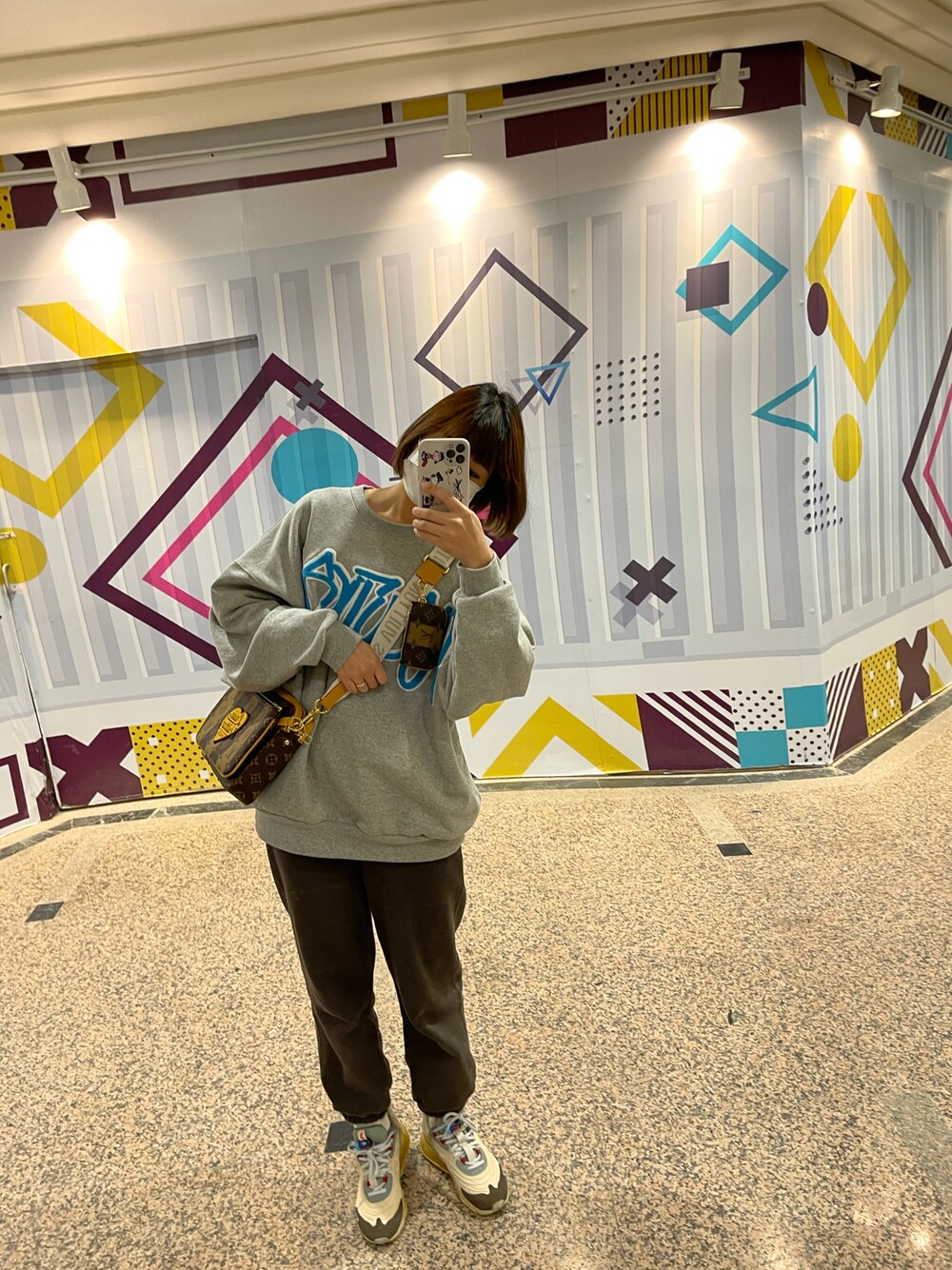 「ootd、travisscott、airmax270、NIGO®、休日スタイル、休日コーデ、休日、casual、冬コーデ、oversize、outfit」｜「LOUIS VUITTONのアイテム（バッグ、ブラウン系）」を使った、Yuko Tsyさん（レディース・163cm）の春コーディネートの1枚目の写真