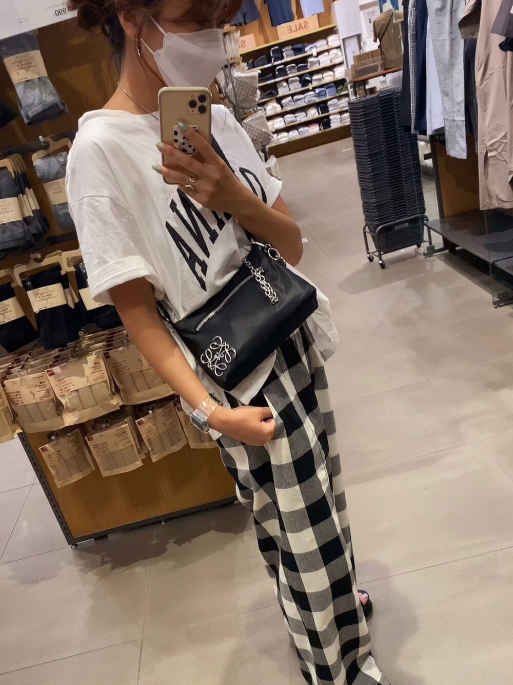 「シンプル、ブロックチェック、オーバーサイズ、ラフ、パンツスタイル、プチプラコーデ、カジュアルコーデ、白Tシャツ、着回しコーデ、オトナカジュアル」｜「coca（coca）のシルキータッチカレッジプリントTシャツ（Tシャツ/カットソー、ホワイト系）」を使った、kotoneさん（レディース・158cm）の夏コーディネートの1枚目の写真