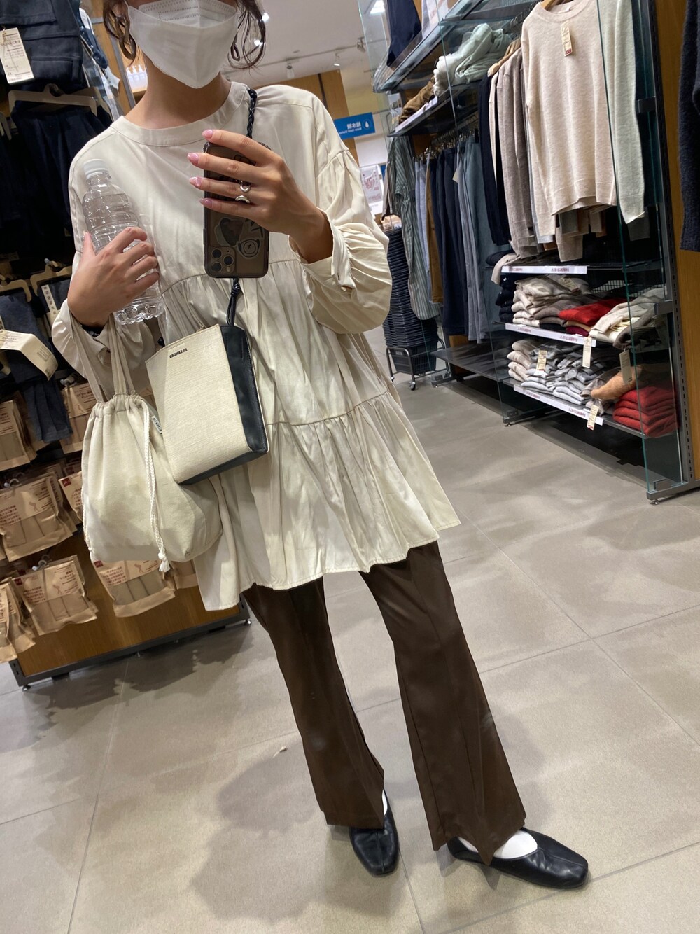 「秋コーデ、シンプル、パンツスタイル、おしゃれさんと繋がりたい、バレエシューズ、プチプラコーデ」｜「JIL SANDERのTANGLE SM（ショルダーバッグ、ホワイト系）」を使った、kotoneさん（レディース・158cm）の秋コーディネートの1枚目の写真