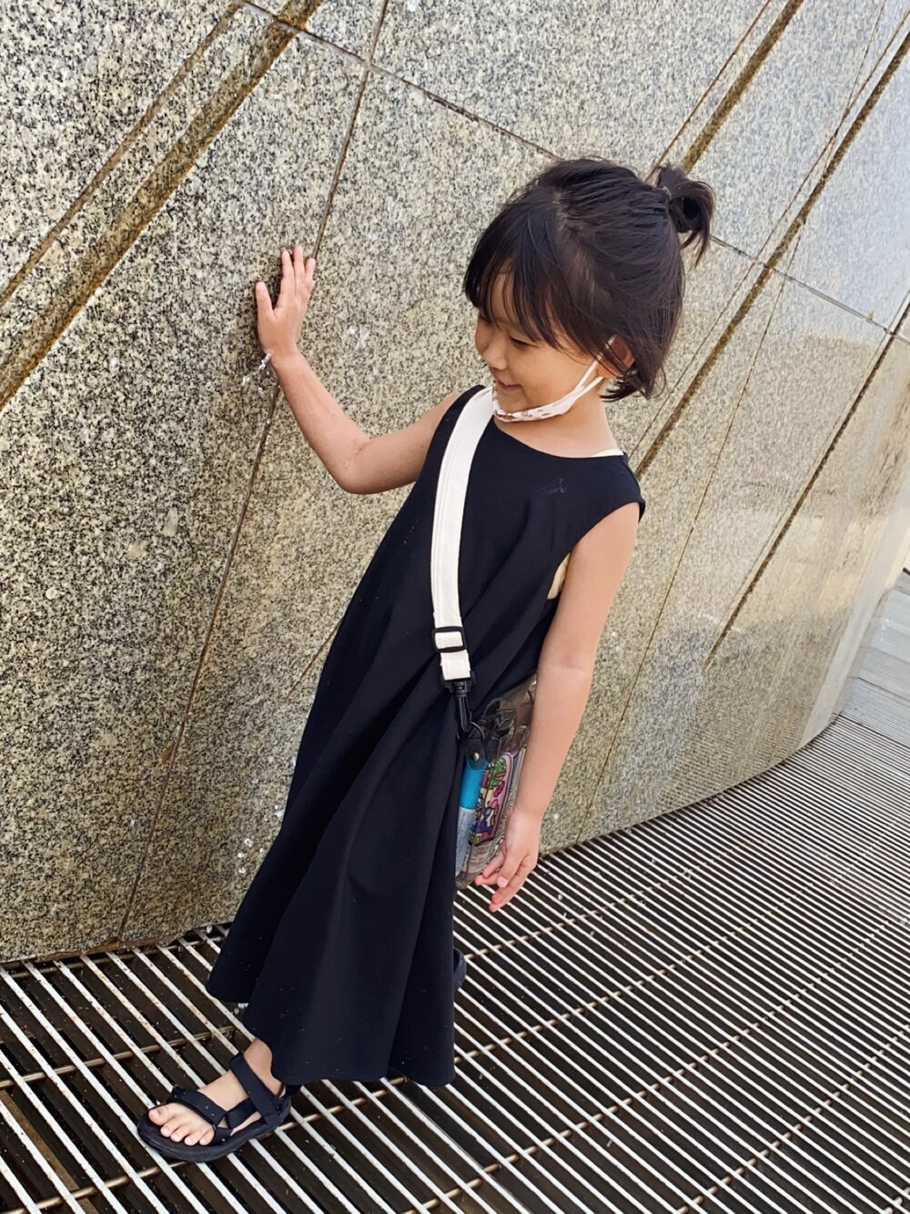 「キッズコーデ、キッズファッション、黒ワンピ、ワンピース、5歳」｜「LOWRYS FARMのAラインカラーノースリーブワンピース　947643（ワンピース、ブラック系）」を使った、kotoneさん（レディース・158cm）の夏コーディネートの1枚目の写真