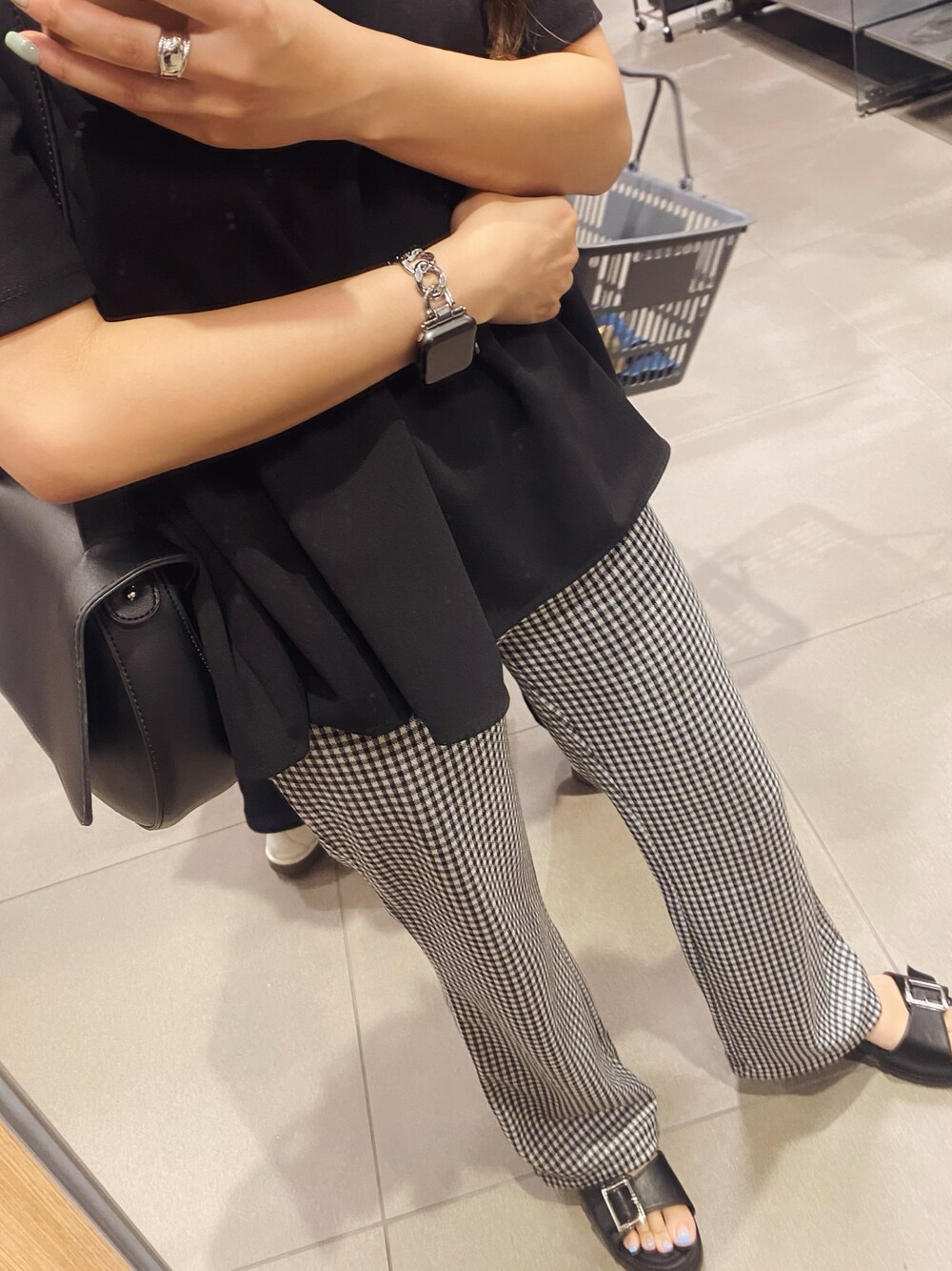 「シンプル、大人コーデ、プチプラコーデ、ギンガムチェックパンツ、ブラックコーデ」｜「NUOVOのNUOVO ヌオーヴォ BELT W-WDG SND4 ベルトダブルウエッジサンダル NC50215 BLACK（サンダル、ブラック系）」を使った、kotoneさん（レディース・158cm）の夏コーディネートの1枚目の写真