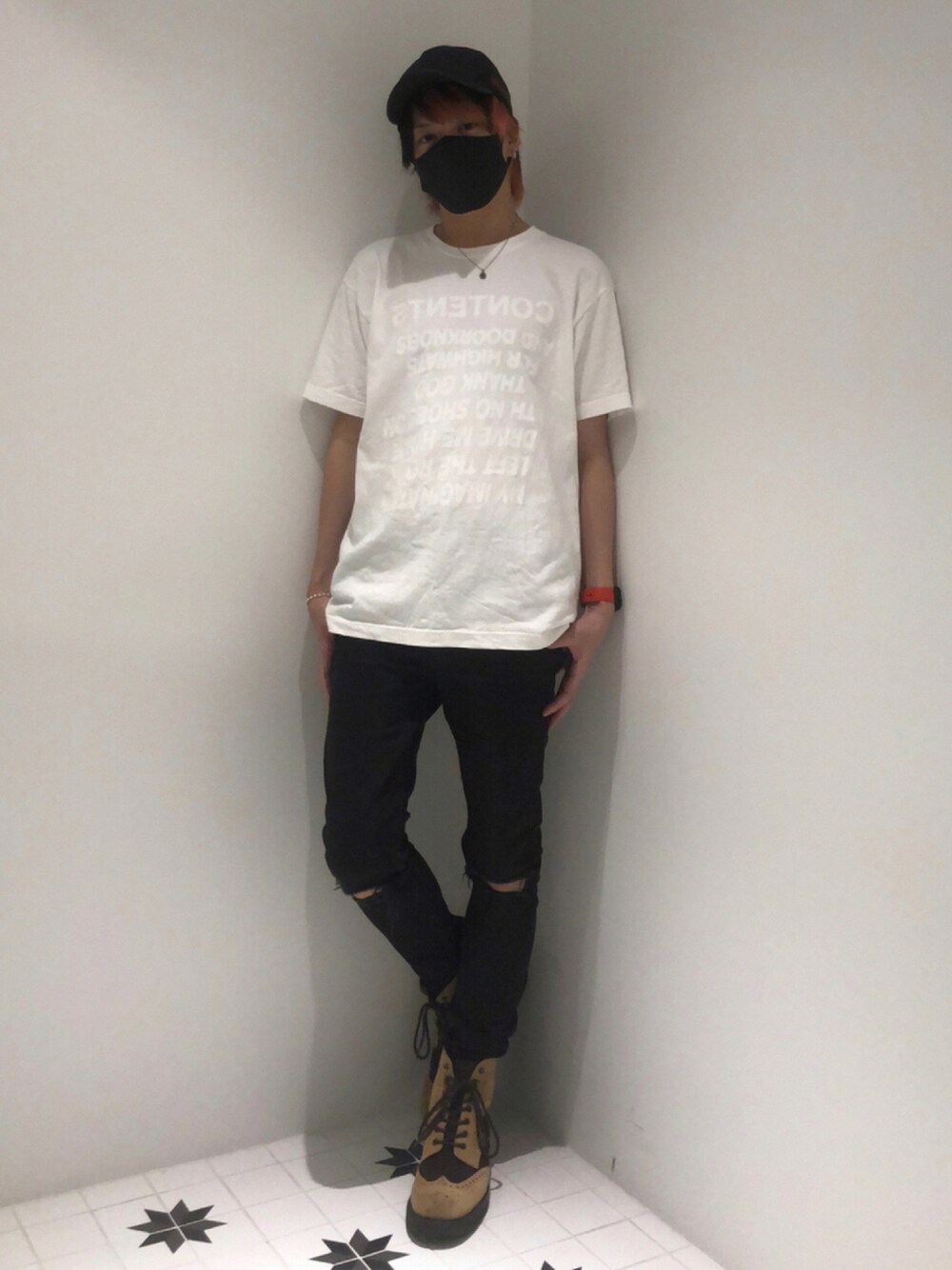 ホワイト系のTシャツ/カットソー、ブラック系のデニムパンツ、ブラウン系のブーツを着用したメンズの夏コーディネートの1枚目の写真