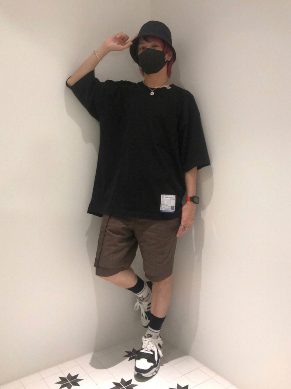 ブラック系のTシャツ/カットソー、ブラウン系のパンツ、ホワイト系のスニーカーを着用したメンズの夏コーディネートの1枚目の写真