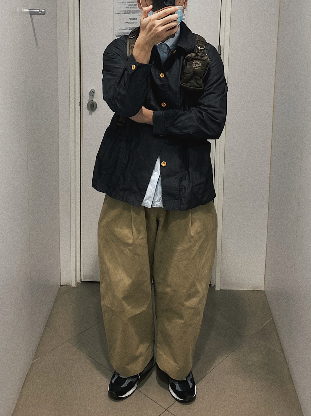 「YAECAのアイテム（シャツ/ブラウス、ブルー系）」を使った、kyleさん（メンズ・173cm）の冬コーディネートの1枚目の写真