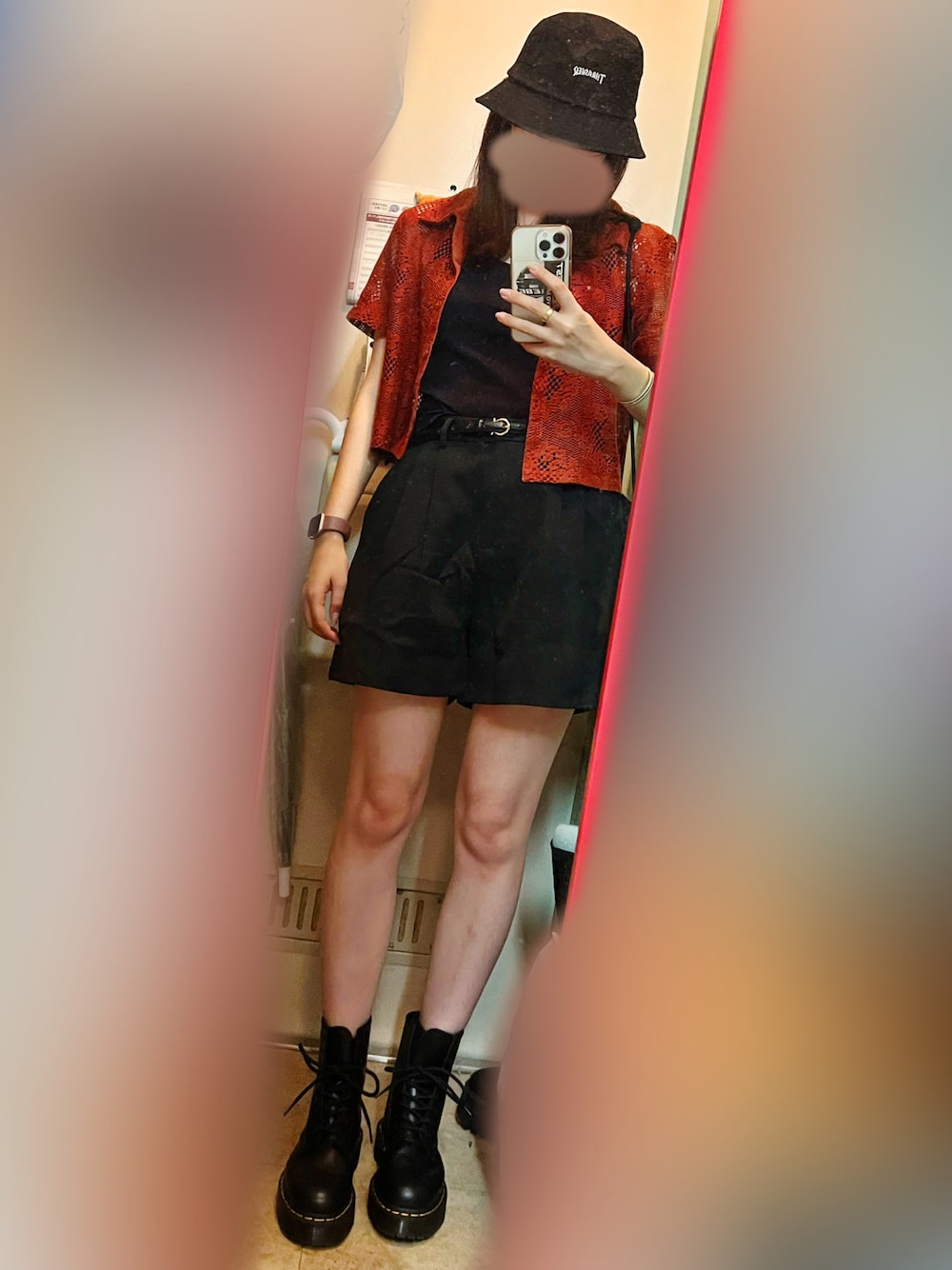 ブラック系のその他パンツ、ブラック系のブーツ、オレンジ系のシャツ/ブラウスを着用したレディースの夏コーディネートの1枚目の写真