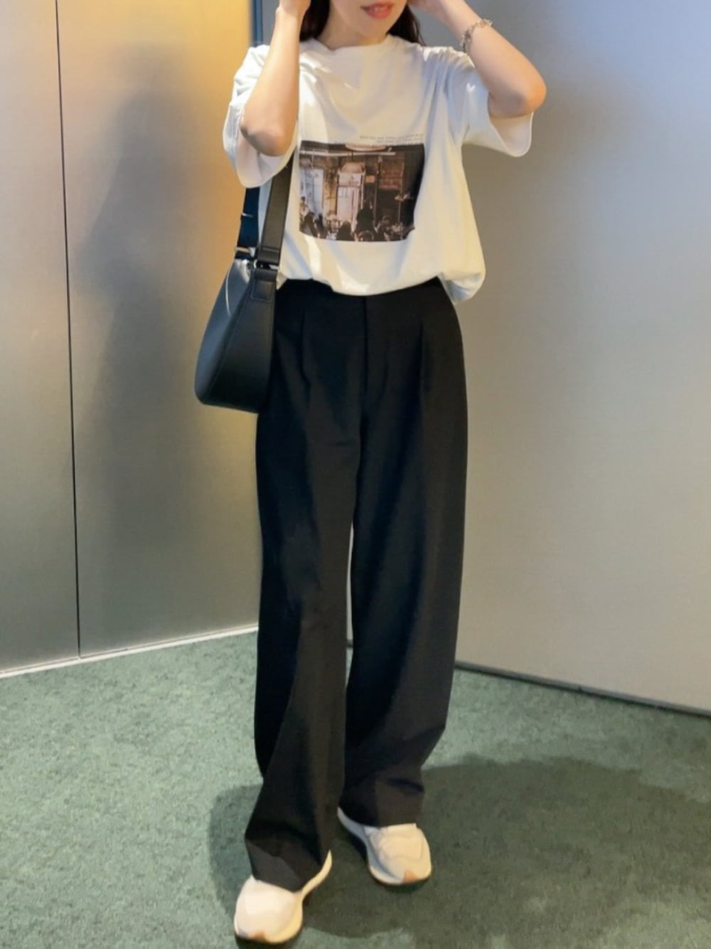 「シンプルコーデ、白Tシャツ、フォトT、スラックス、ユニクロコーデ、モノトーンコーデ、プチプラコーデ、スニーカー、セレクトモカ(select MOCA)」｜「select MOCA by sonのアソートプリントオーバーサイズTシャツ（Tシャツ/カットソー、ホワイト系）」を使った、a__yaさん（レディース・158cm）の夏コーディネートの1枚目の写真