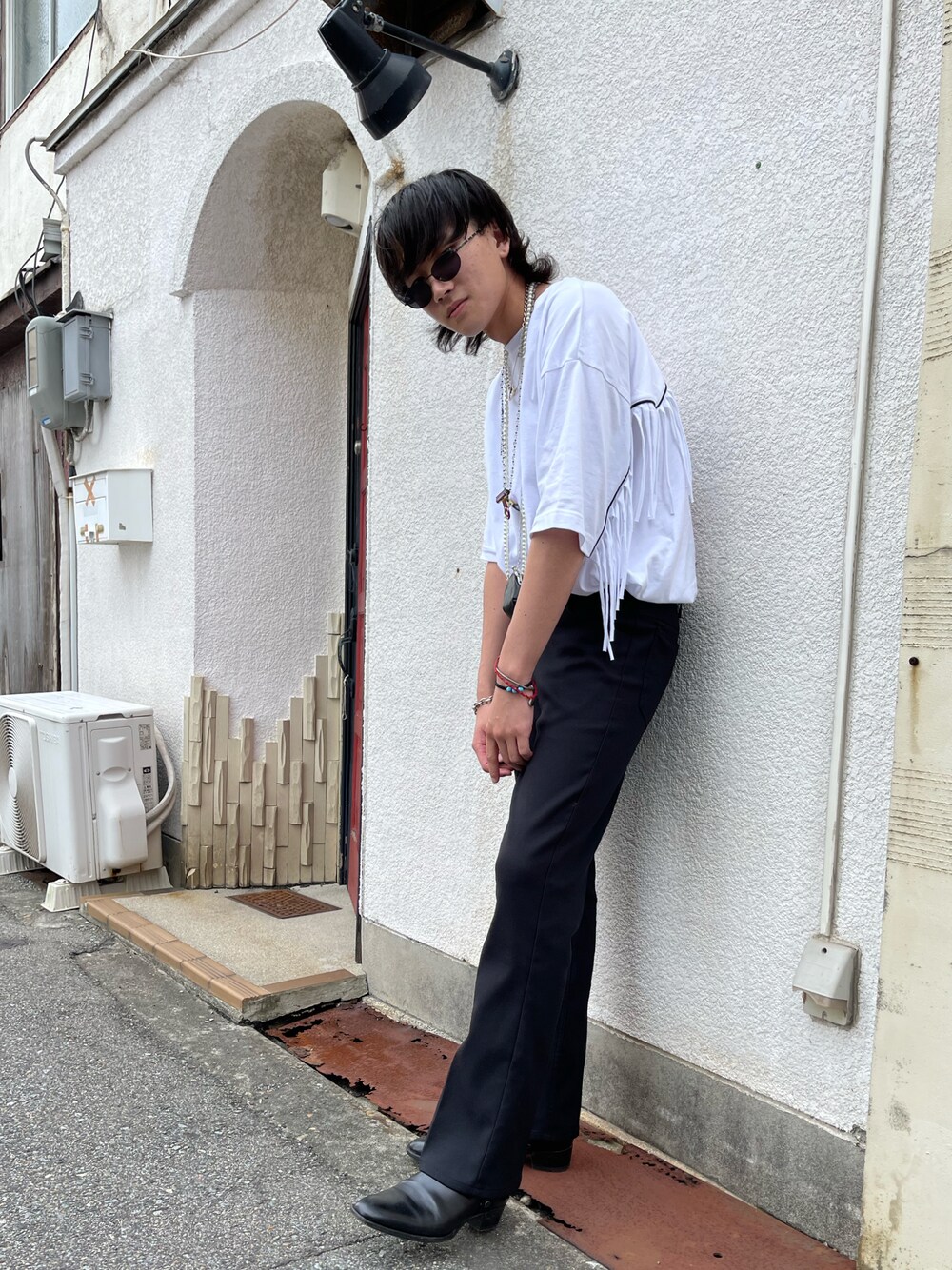 「SUPERTHANKS、COOLなこのコが仲間入り、夏コーデ、Saint Laurent、Wrangler、パールネックレス、peaceminusone、フレアパンツ、フリンジ、モノトーン」｜「CIAOPANICのセミフレアセンタープレスイージーパンツ（その他パンツ、ブラック系）」を使った、ケンタマさん（メンズ・177cm）の夏コーディネートの1枚目の写真