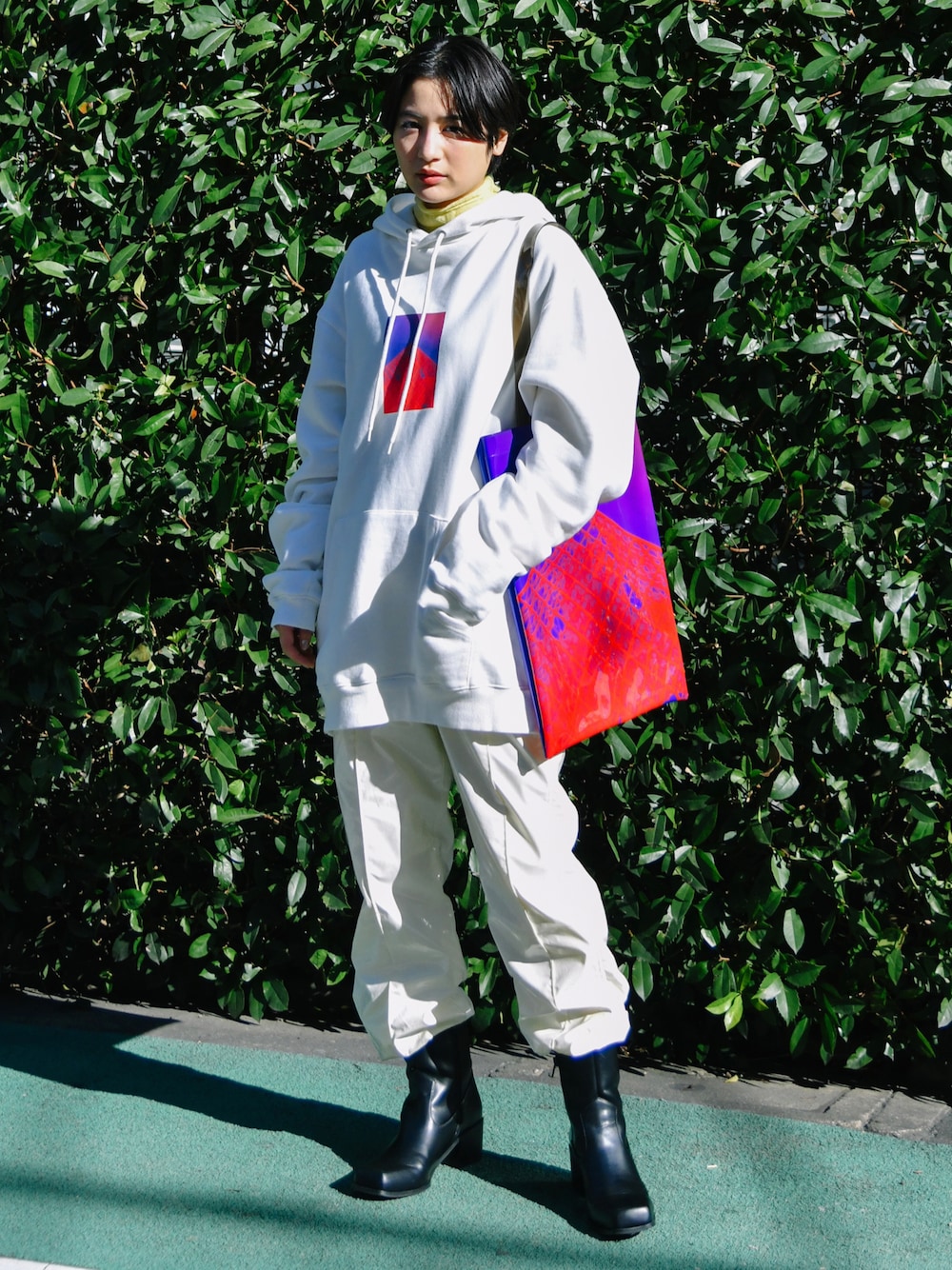 「ブーツ、ワントーンコーデ、秋のコーデ、ストリート、レイヤードスタイル、タートルネック、オーバーサイズ、moussy、メンズライク、オールホワイト、ホワイトコーデ、ストリートMIX、ストリートコーデ、秋コーデ、秋冬コーデ」｜「MOUSSYのSHEER HIGH NECK トップス（ニット/セーター、イエロー系）」を使った、MOUSSY OFFICIALさん（レディース・155cm）の秋コーディネートの1枚目の写真