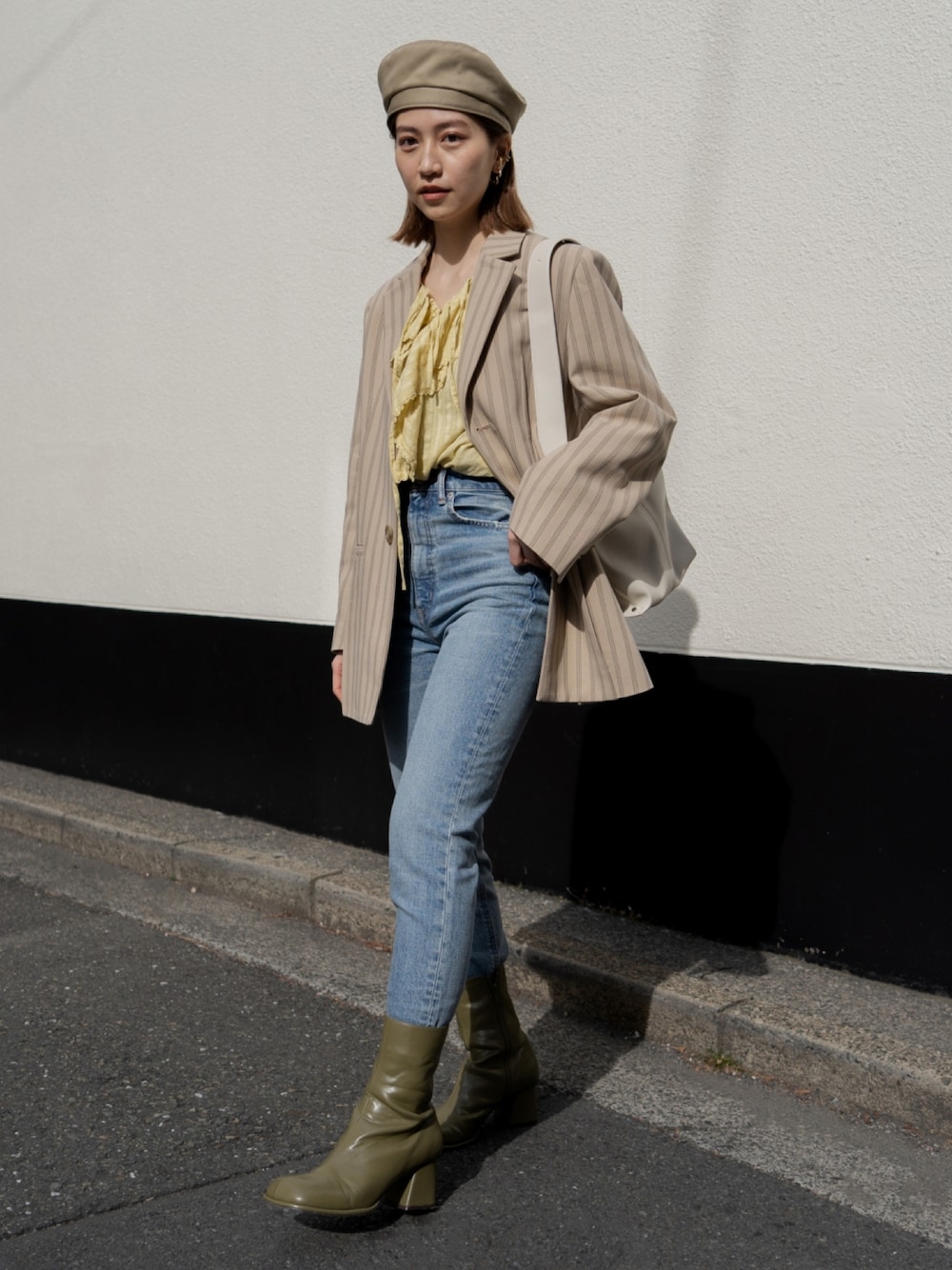 「moussy、春コーデ、シンプル、シンプルコーデ、デニム、デニムパンツ、ジーンズ、ジャケット、ビッグシルエット、ブラウス、ショートブーツ、ベレー帽、オトナカジュアル、大人カジュアル、ビッグカラー」｜「MOUSSYのCANVAS ベレー（ハンチング/ベレー帽、ベージュ系）」を使った、MOUSSY OFFICIALさん（レディース・156cm）の冬コーディネートの1枚目の写真