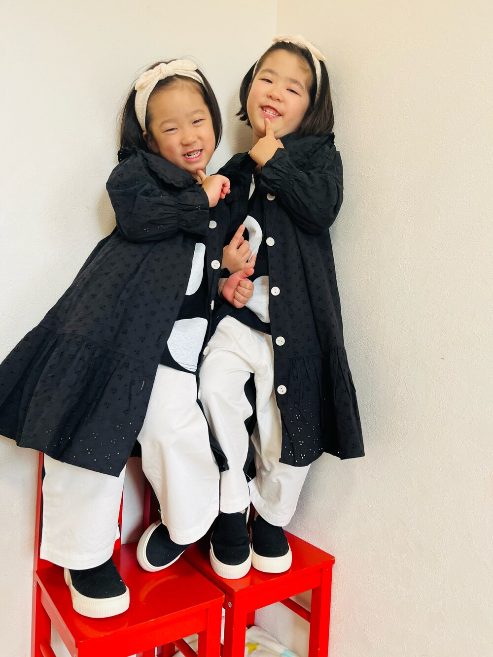 「春コーデ、モノトーン、レイヤードスタイル、ドット、ワンピース、アンティカ、休日スタイル、スリッポン、ローリーズファーム(LOWRYS FARM)、ワントーンコーデ、リンクコーデ、女の子、カジュアルコーデ、春服デビュー宣言、おしゃれさんと繋がりたい」｜「LOWRYS FARMのカットワーク刺繍襟ワンピース　228487（ワンピース、ブラック系）」を使った、さかな★さん（キッズ・100cm）の春コーディネートの1枚目の写真