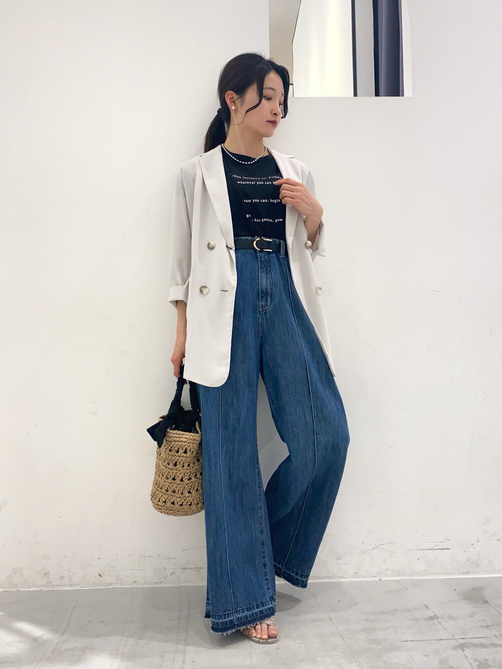 ブラック系のTシャツ/カットソー、ホワイト系のジャケット/アウター、ブルー系のパンツを着用したレディースの春コーディネートの1枚目の写真