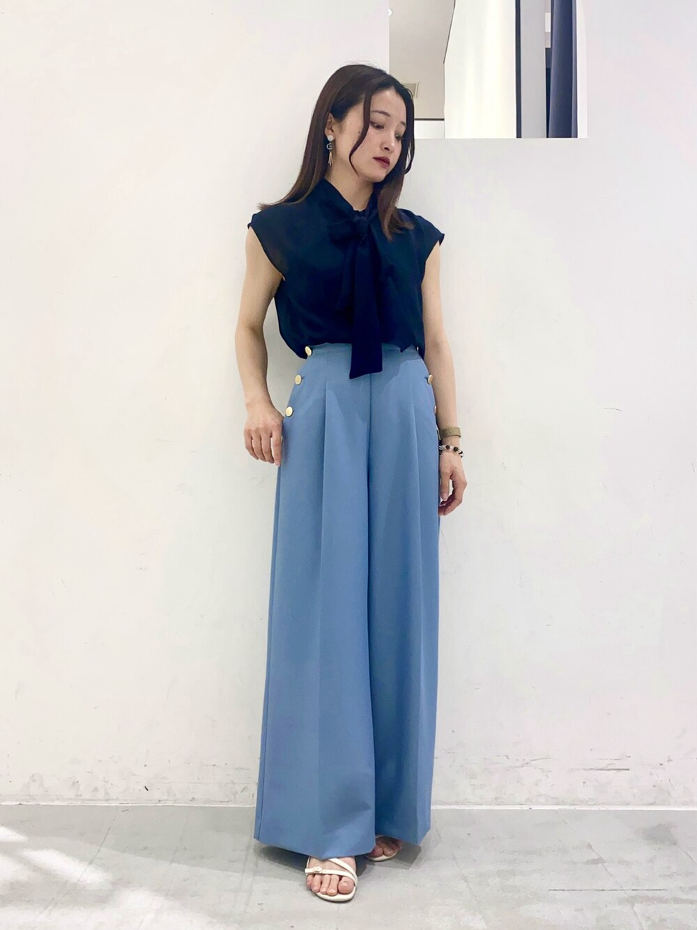 ブルー系のシャツ/ブラウス、ブルー系のその他パンツ、ホワイト系のサンダルを着用したレディースの夏コーディネートの1枚目の写真