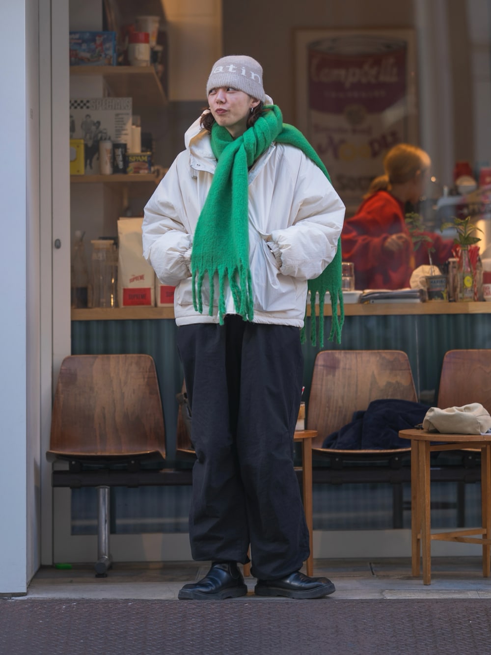 ブラック系のカーゴパンツ、グリーン系のマフラー、ベージュ系のニットキャップ/ビーニーを着用したメンズの冬コーディネートの1枚目の写真