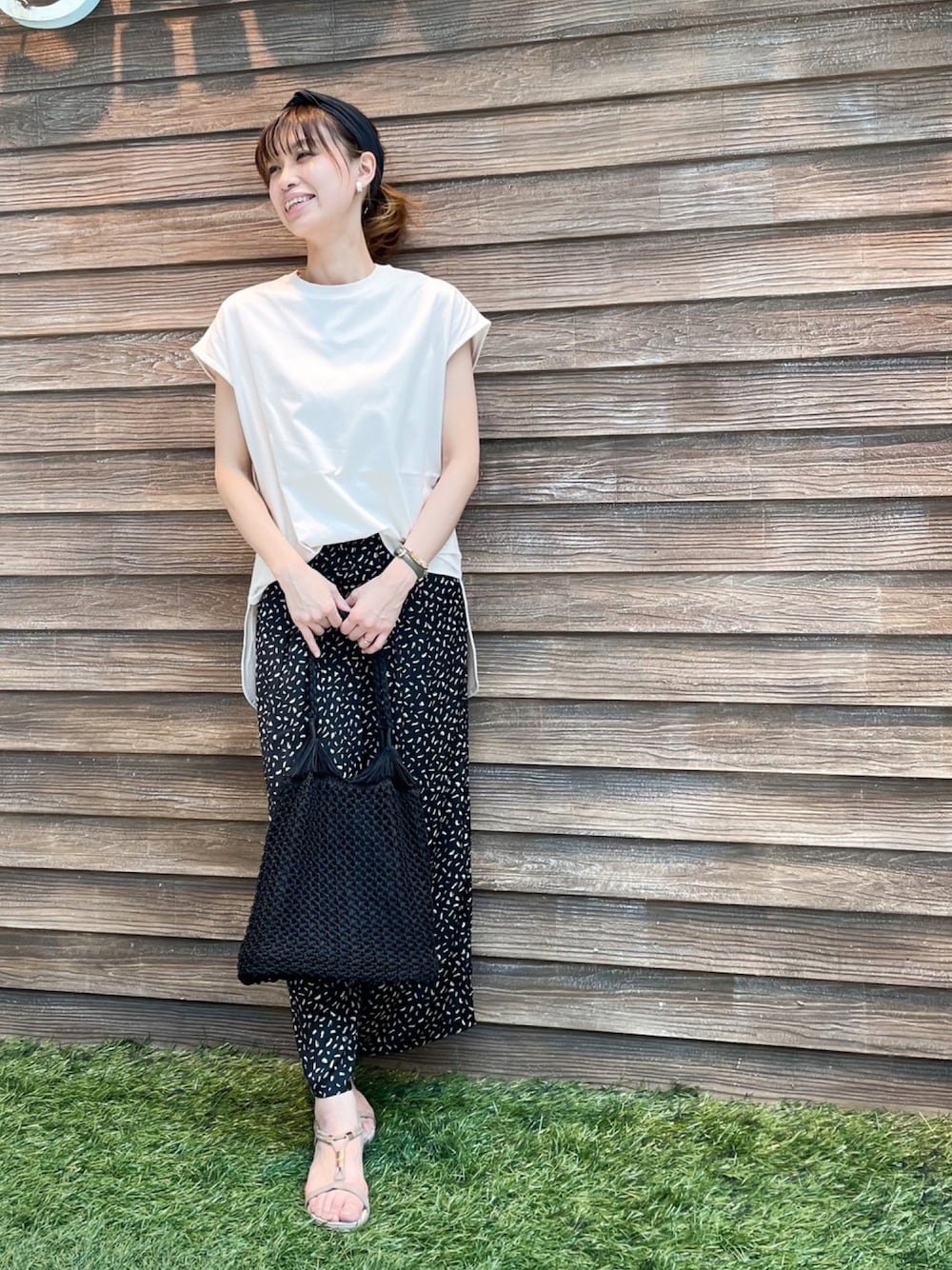 「休日スタイル、大人カジュアル、初夏コーデ、ゆるコーデ、シューラルー、シューラルー(SHOO・LA・RUE)、プチプラコーデ、Tシャツ、COOLなこのコが仲間入り、サンダル」｜「DRESKIPのサテンワイドパンツ（その他パンツ、ブラック系）」を使った、hassssyさん（レディース・168cm）の夏コーディネートの1枚目の写真