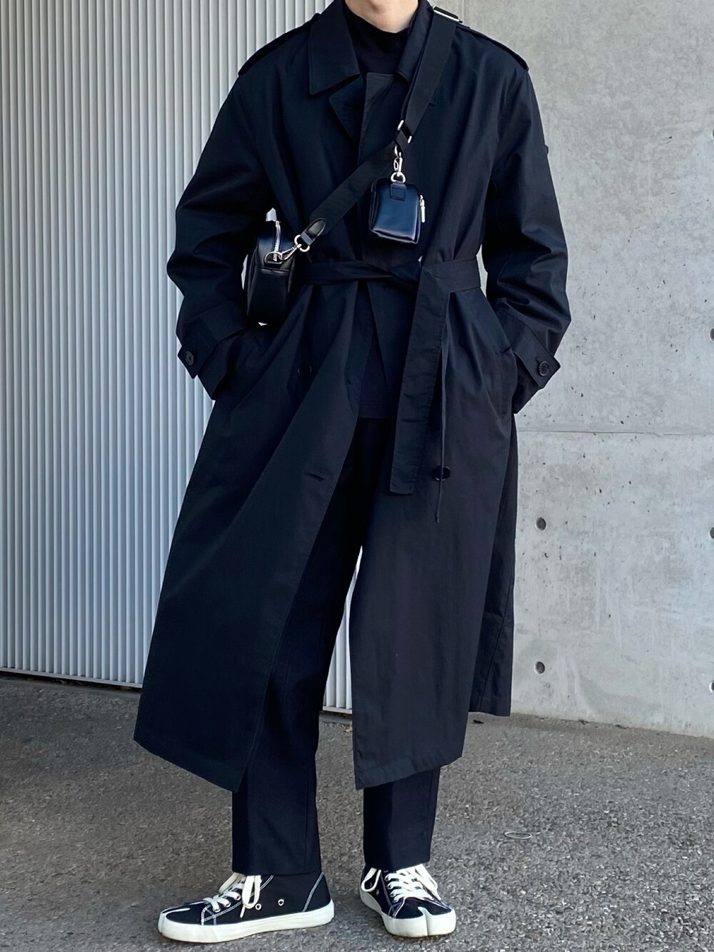 「新年一発目、ootd、モノトーンコーデ、モノトーン、シンプル、シンプルコーデ、ワントーンコーデ、低身長、トレンチコート、大人カジュアル、ユニクロ、ブラック、スニーカー、いいね、save、フォローお願いします🤑、きれいめカジュアル」｜「ASCLOのASCLO(エジュクロ)マルチショルダーバッグ（ショルダーバッグ、ブラック系）」を使った、peiさん（メンズ・163cm）の冬コーディネートの1枚目の写真