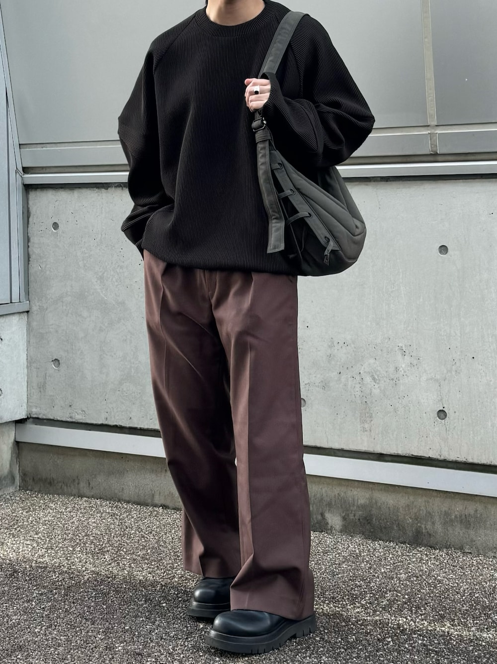 「シンプル、シンプルコーデ、モノトーン、モノトーンコーデ、スラックス、ブラウンパンツ、ユニクロ、UNIQLO、ブーツ、BOTTEGA VENETA、ボディバッグ、LEMAIRE、きれいめカジュアル、キレイめ」｜「UNIQLOのアイテム（スラックス、ブラウン系）」を使った、peiさん（メンズ・163cm）の春コーディネートの1枚目の写真