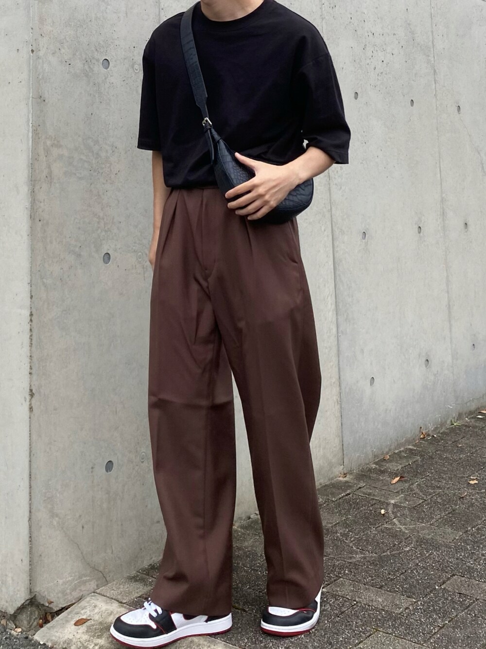 「だから秋服が好き、秋冬コーデ、シンプル、きれいめカジュアル、スニーカーコーデ、いいね、save、フォローお願いします🤑、低身長コーデ、今日のコーデ、ワイドパンツ、モノトーンコーデ、エアジョーダン、UNIQLO、ユニクロ、スラックス、ブラウン」｜「UNIQLOのアイテム（スラックス、ブラウン系）」を使った、peiさん（メンズ・163cm）の秋コーディネートの1枚目の写真