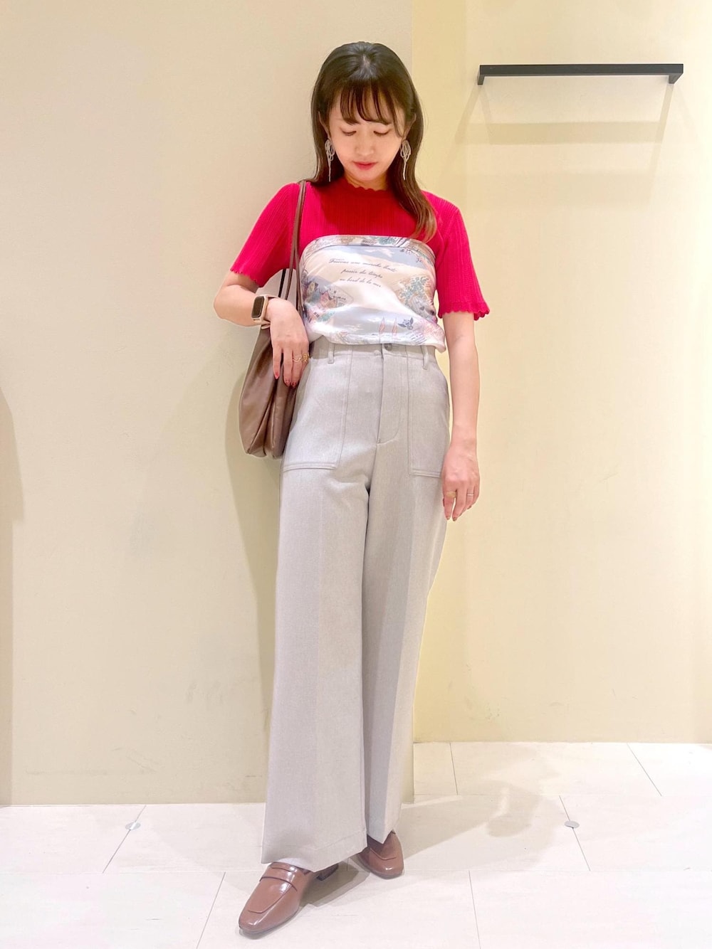 グレー系のその他パンツ、ブラウン系のトートバッグ、イエロー系のローファーを着用したレディースの春コーディネートの1枚目の写真