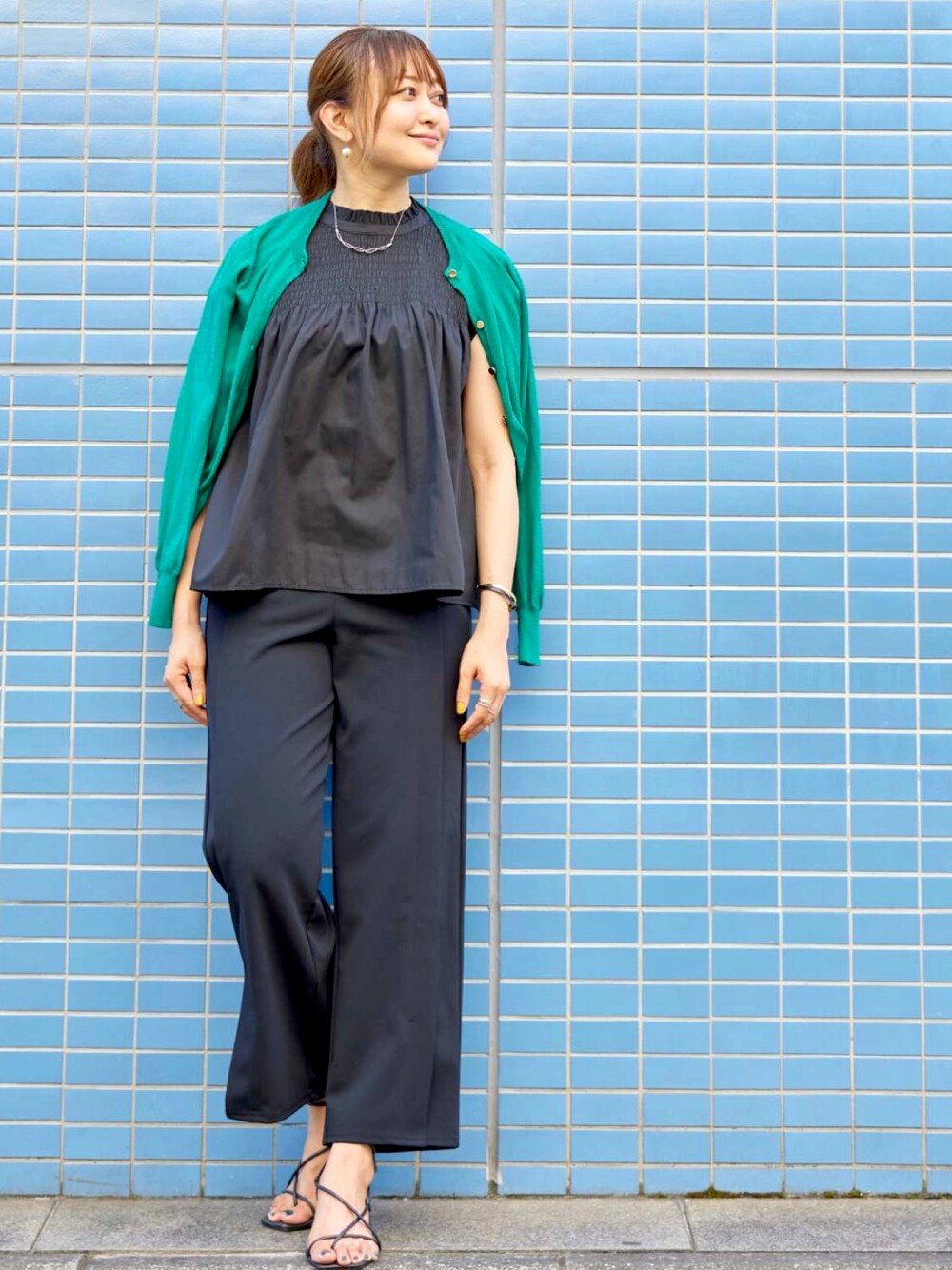 「大人カジュアル、シンプル、オールブラック、カーディガン、おしゃれさんと繋がりたい、プチプラ、ootd、ブラックコーデ」｜「eachのハイウエストタックパンツ（スラックス、ブラック系）」を使った、kumi_pressさん（レディース・163cm）の夏コーディネートの1枚目の写真