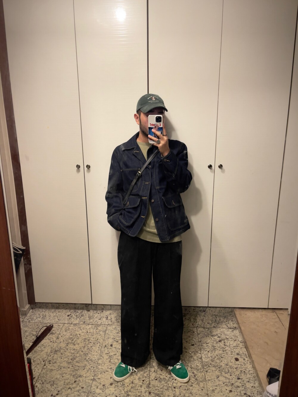 「シンプルコーデ、大人コーデ、オトナカジュアル、秋のコーデ、メンズコーデ、秋服準備はじめました、スニーカーコーデ、韓国ファッション、出勤コーデ」｜「wildbricksのアイテム（キャップ、グリーン系）」を使った、Kimnerdさん（メンズ・172cm）の秋コーディネートの1枚目の写真