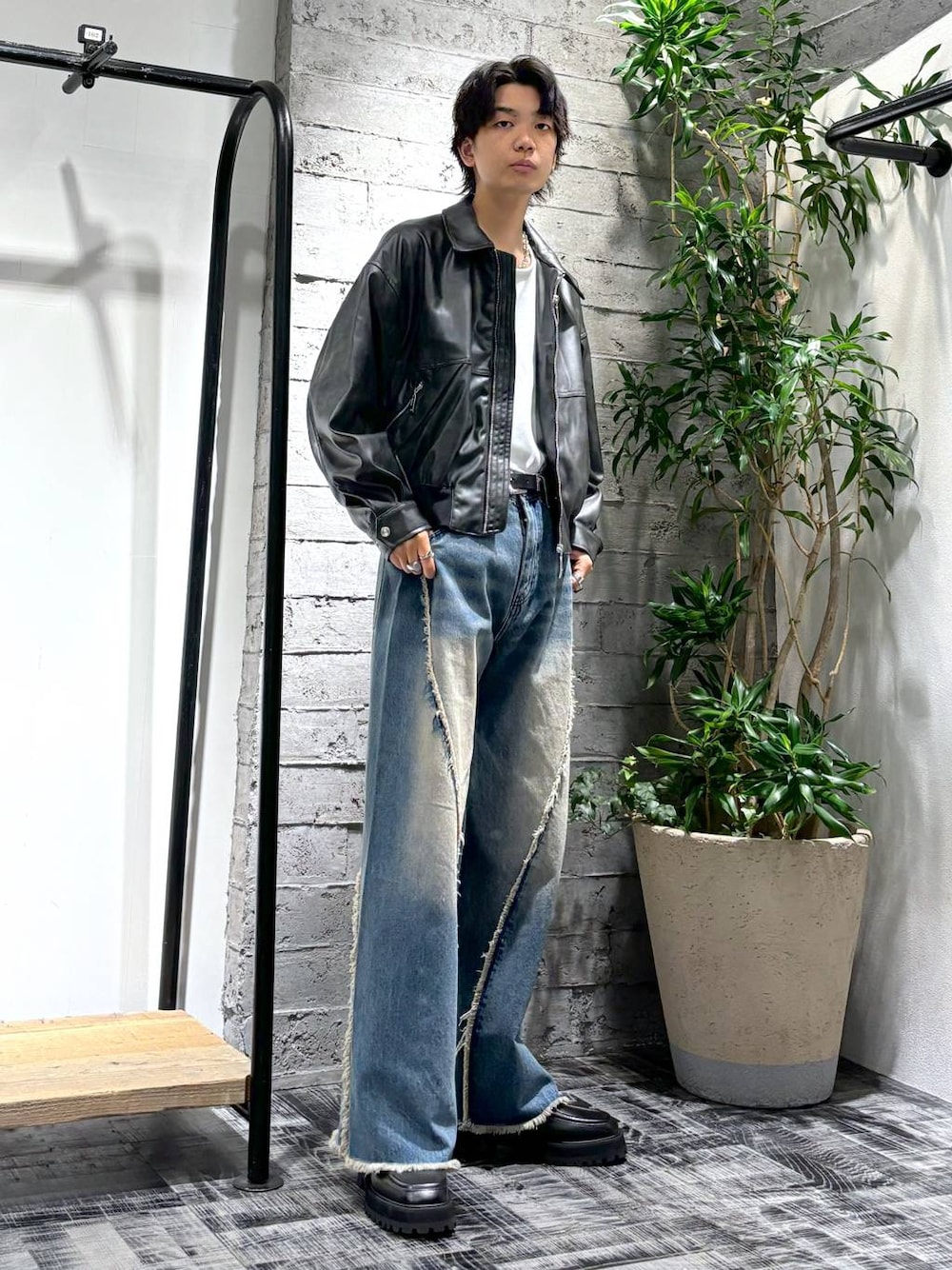 「モード、着痩せ・細見え、女子ウケ、HARE、オーバーサイズ、ゆったり、モテ、デート/ロマンティック、カジュアル、ワイドパンツ、デニムパンツ、ブルゾン」｜「HAREのピッグノーズチェーンブレス(HARE)（ブレスレット、シルバー系）」を使った、miuraaaさん（メンズ・175cm）の秋コーディネートの1枚目の写真