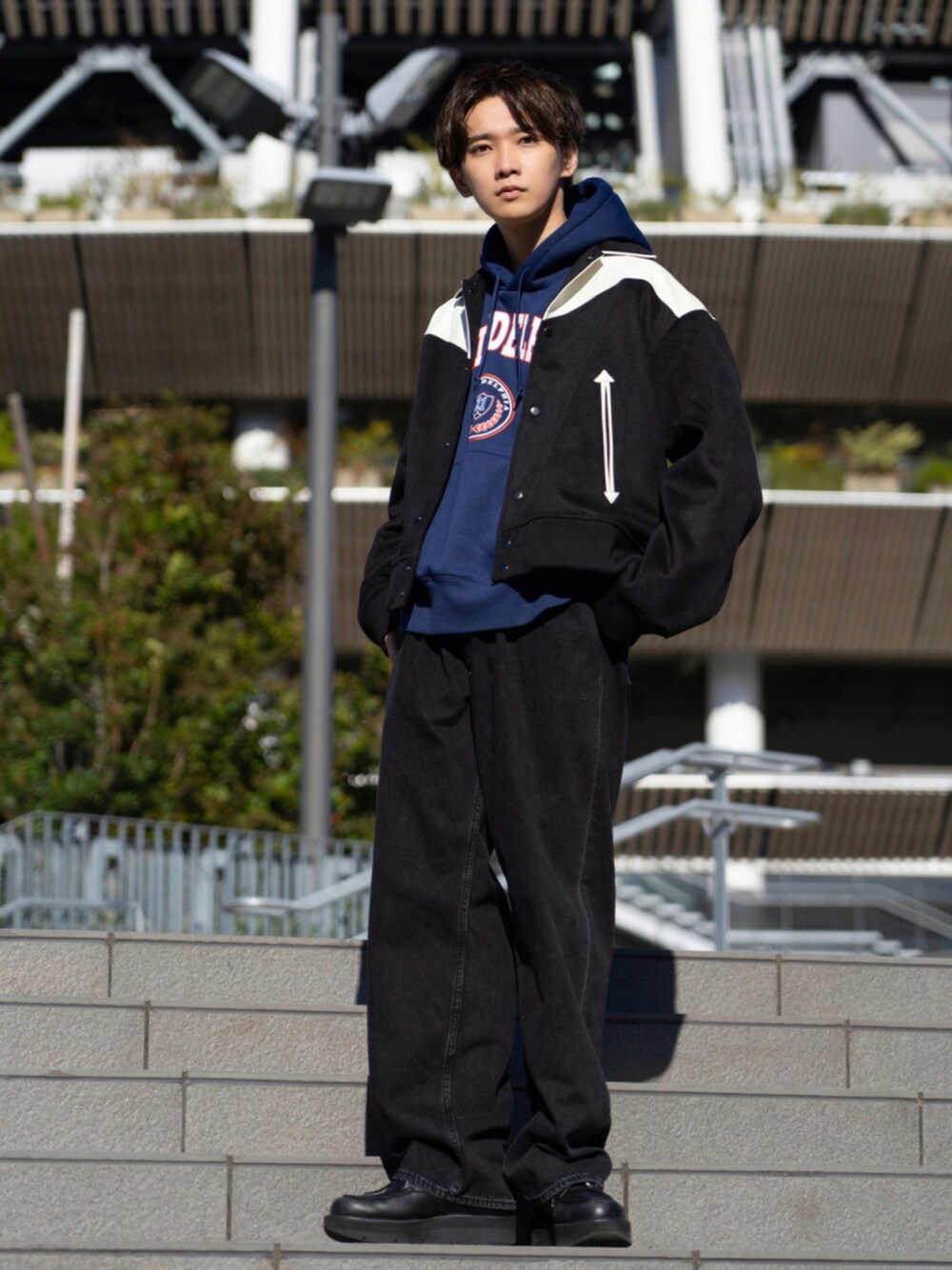 「スカジャン、パーカー、ストリート、デニムパンツ、革靴、ootd、シンプルコーデ、今日のコーデ、韓国ファッション」｜「BROKEN BASEのカレッジロゴオーバーパーカー（パーカー、ブルー系）」を使った、加藤元気さん（メンズ・177cm）の秋コーディネートの1枚目の写真